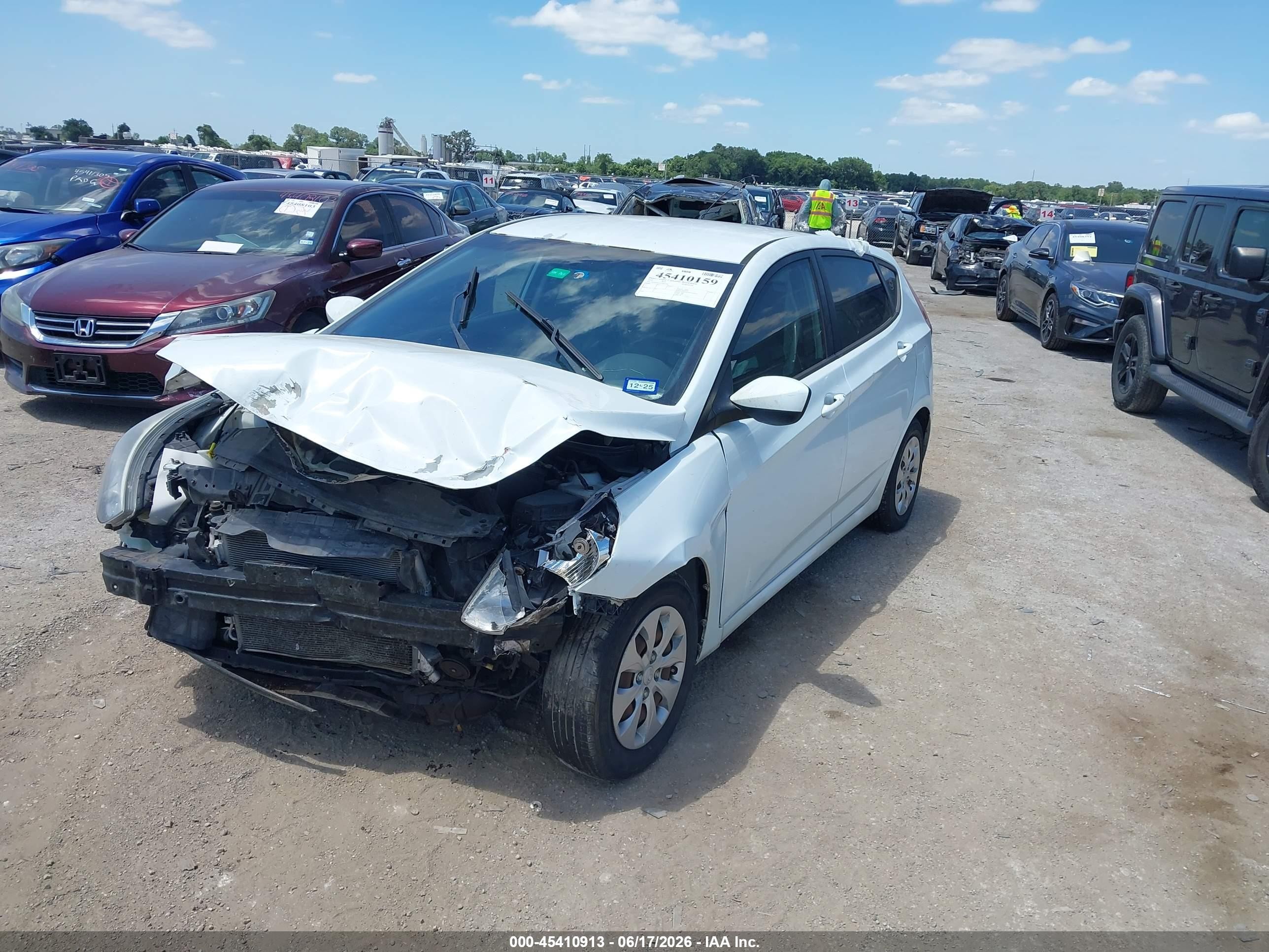 2015 Hyundai Accent Gs White vin: KMHCT5AE3FU217793