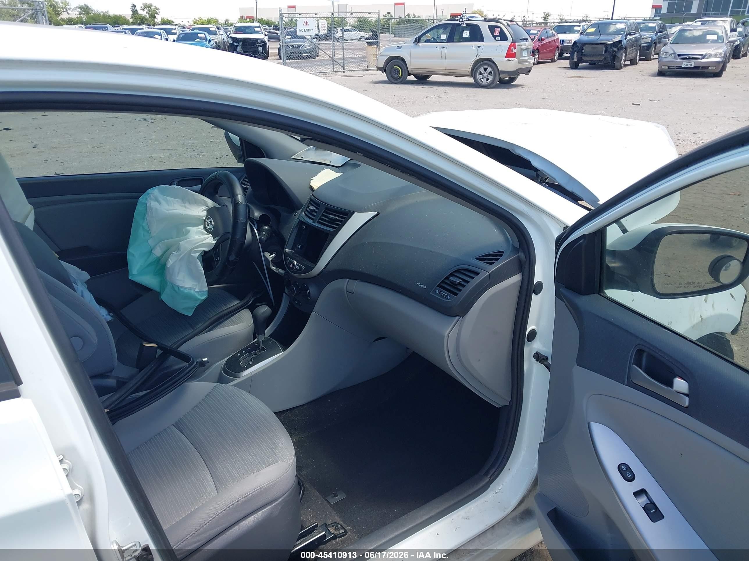 2015 Hyundai Accent Gs White vin: KMHCT5AE3FU217793
