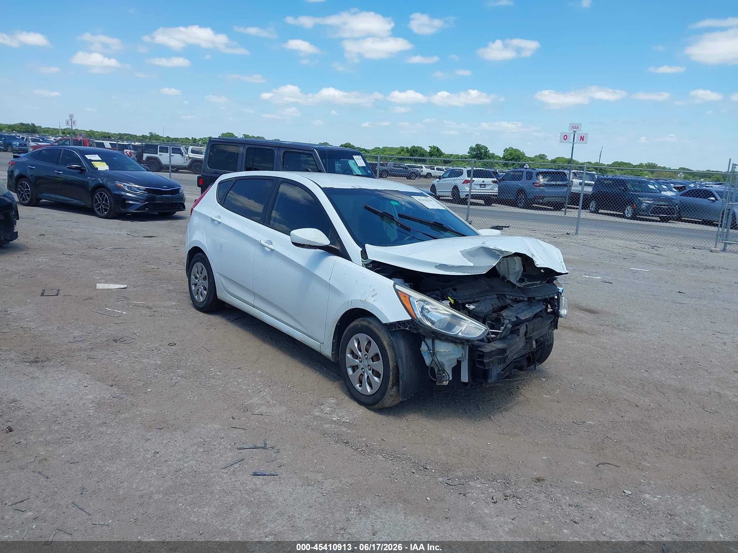 2015 Hyundai Accent Gs White vin: KMHCT5AE3FU217793