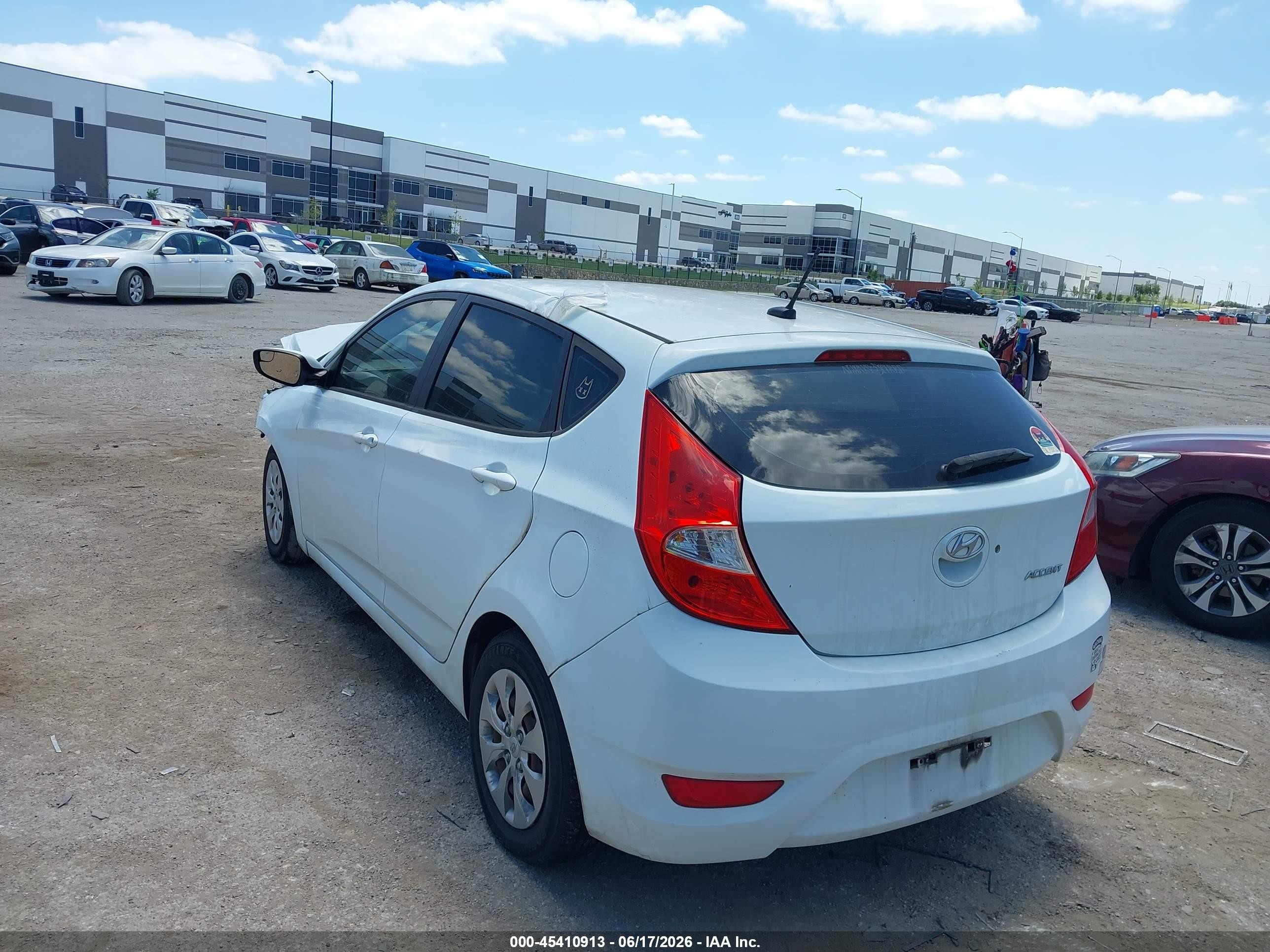 2015 Hyundai Accent Gs White vin: KMHCT5AE3FU217793