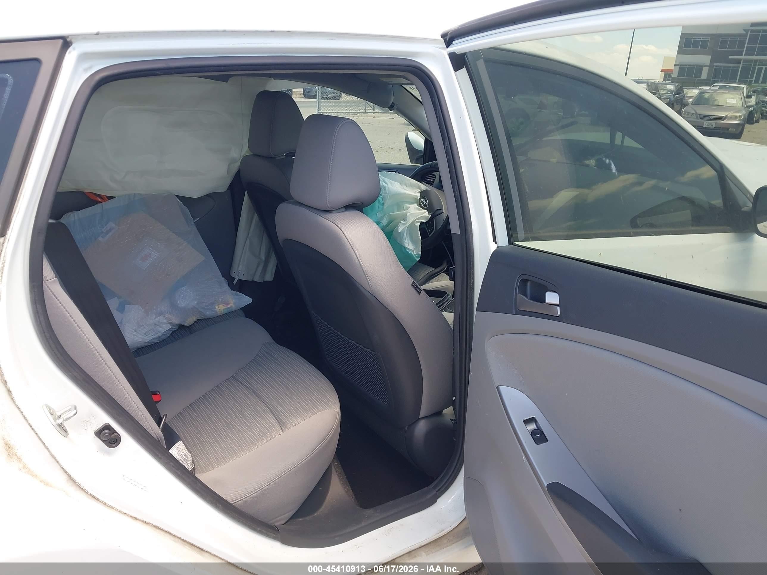 2015 Hyundai Accent Gs White vin: KMHCT5AE3FU217793