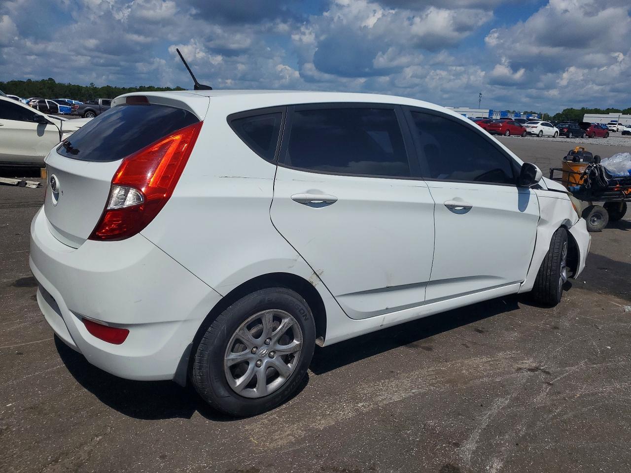 2013 Hyundai Accent Gs White vin: KMHCT5AE4DU079940