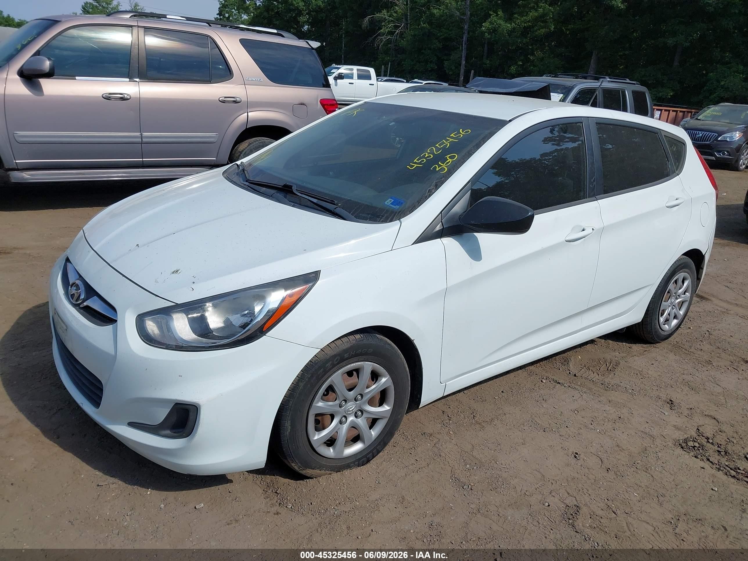 2014 Hyundai Accent Gs White vin: KMHCT5AE4EU161328