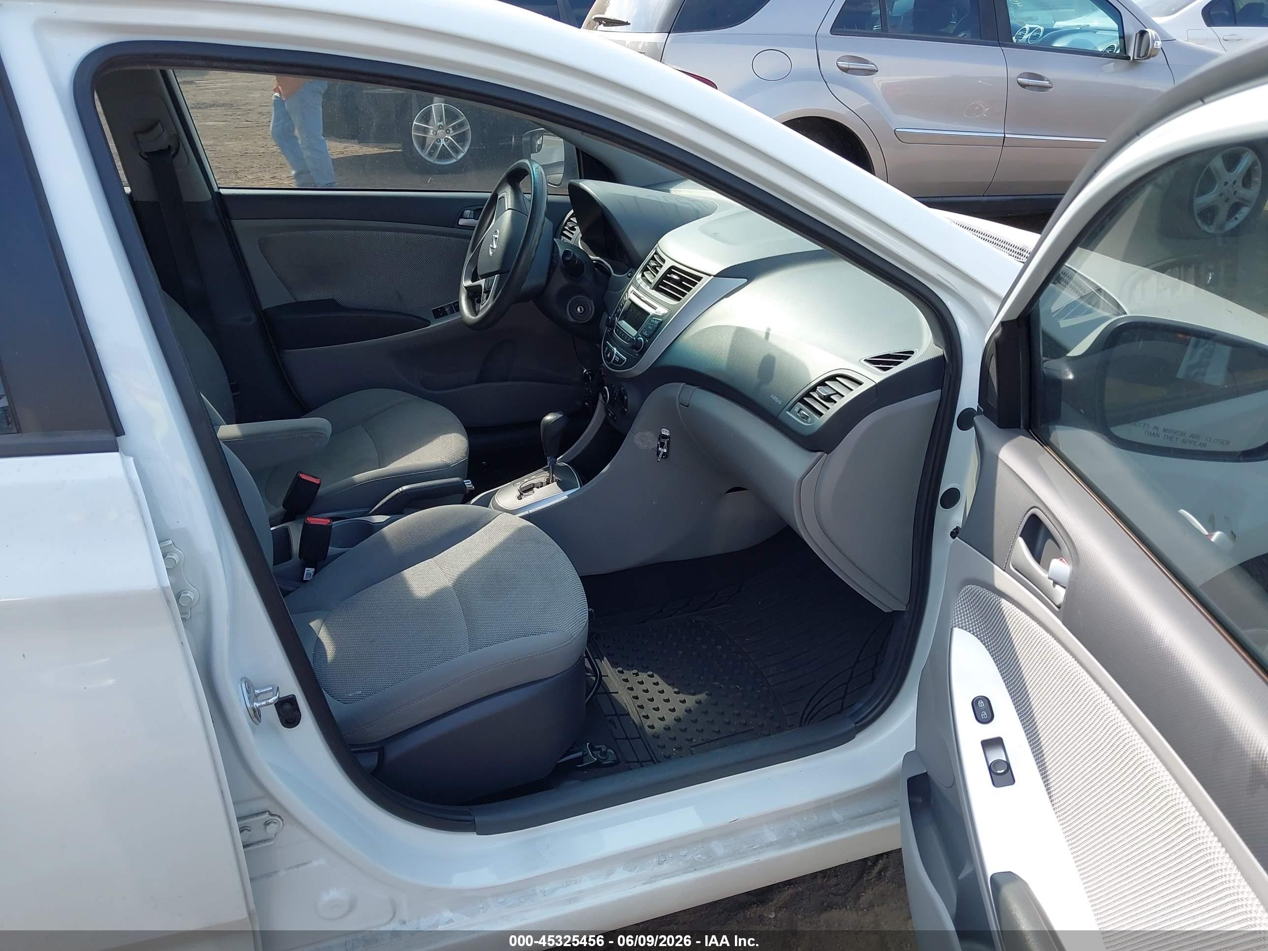2014 Hyundai Accent Gs White vin: KMHCT5AE4EU161328