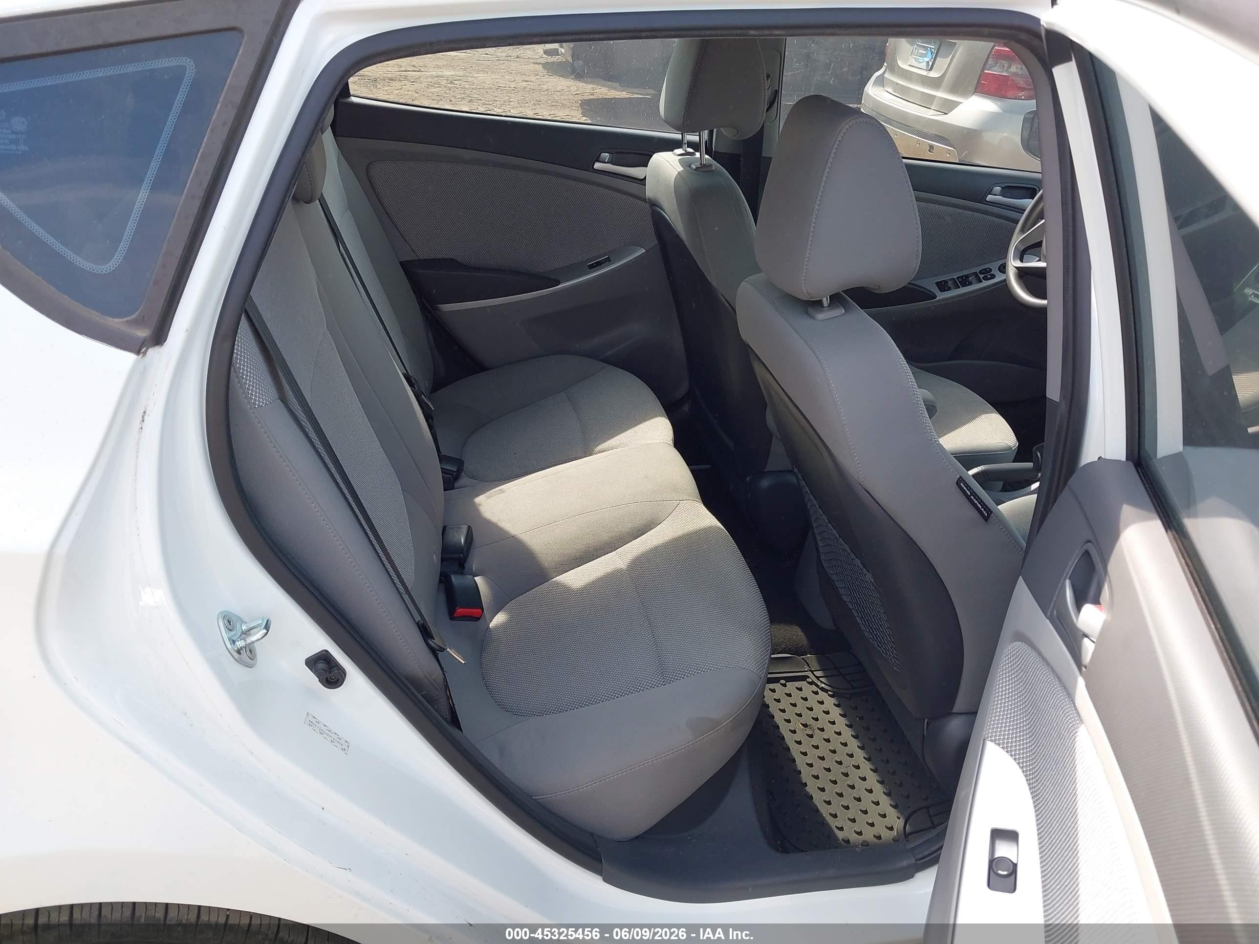 2014 Hyundai Accent Gs White vin: KMHCT5AE4EU161328