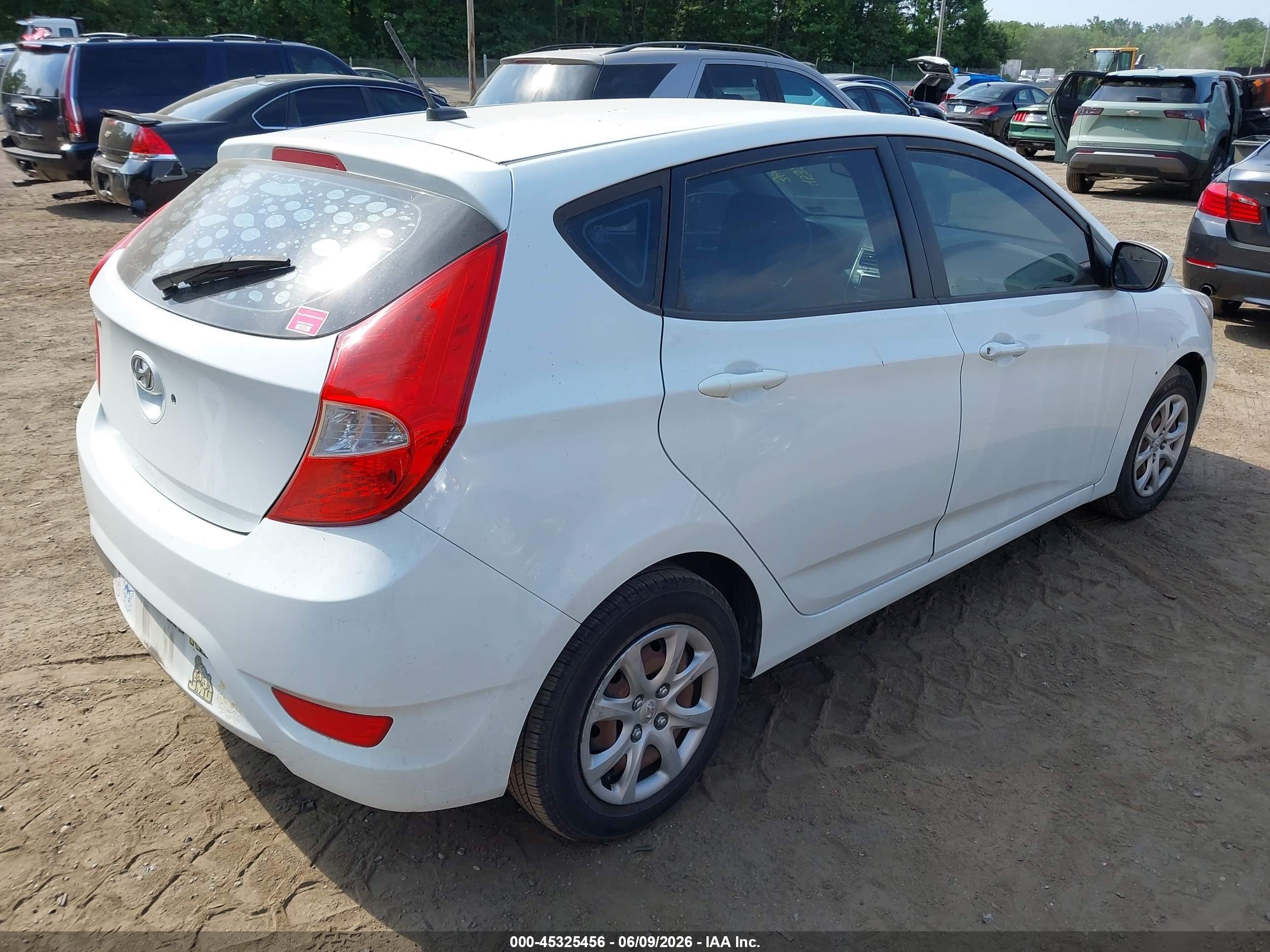 2014 Hyundai Accent Gs White vin: KMHCT5AE4EU161328