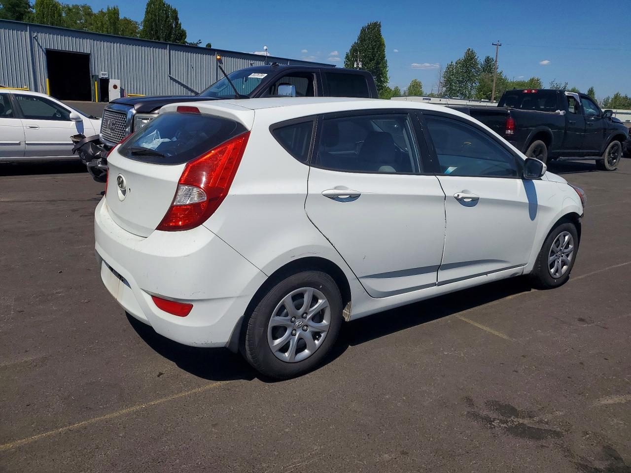 2013 Hyundai Accent Gs Белый vin: KMHCT5AE5DU063553
