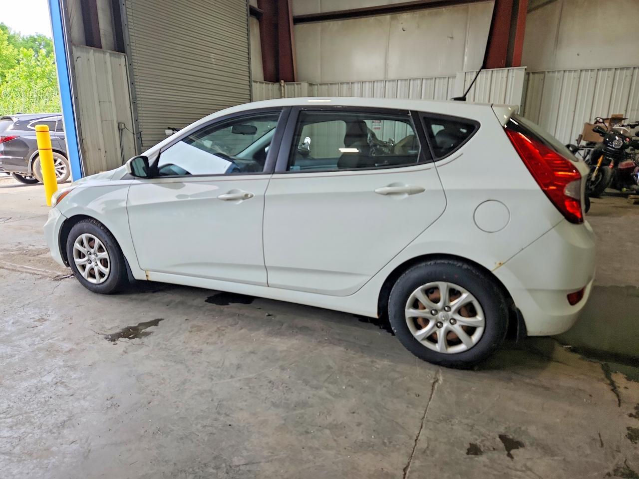 2013 Hyundai Accent Gs White vin: KMHCT5AE6DU114638