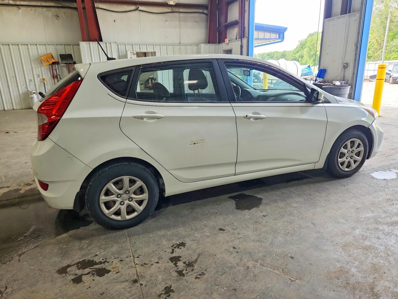2013 Hyundai Accent Gs White vin: KMHCT5AE6DU114638