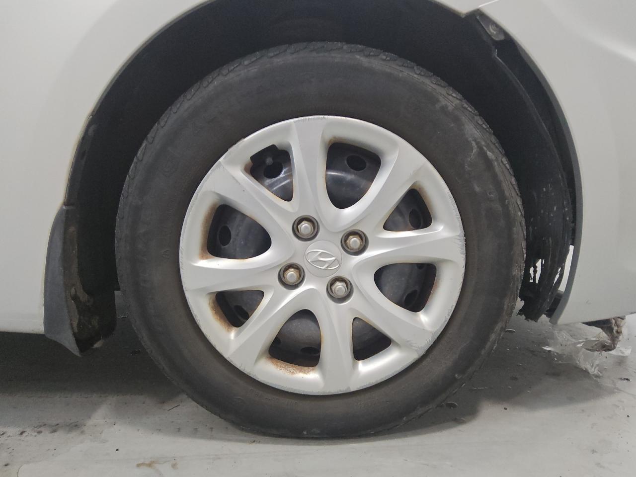 2013 Hyundai Accent Gs Серебряный vin: KMHCT5AE6DU116096 Damage: Right Front Tire, Worn, Replacement Required