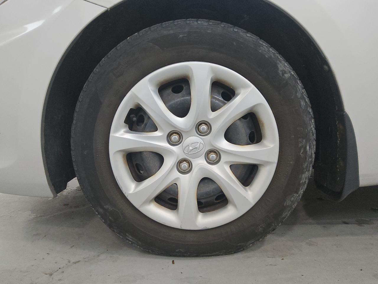 2013 Hyundai Accent Gs Серебряный vin: KMHCT5AE6DU116096 Damage: Left Front Tire, Worn, Replacement Required