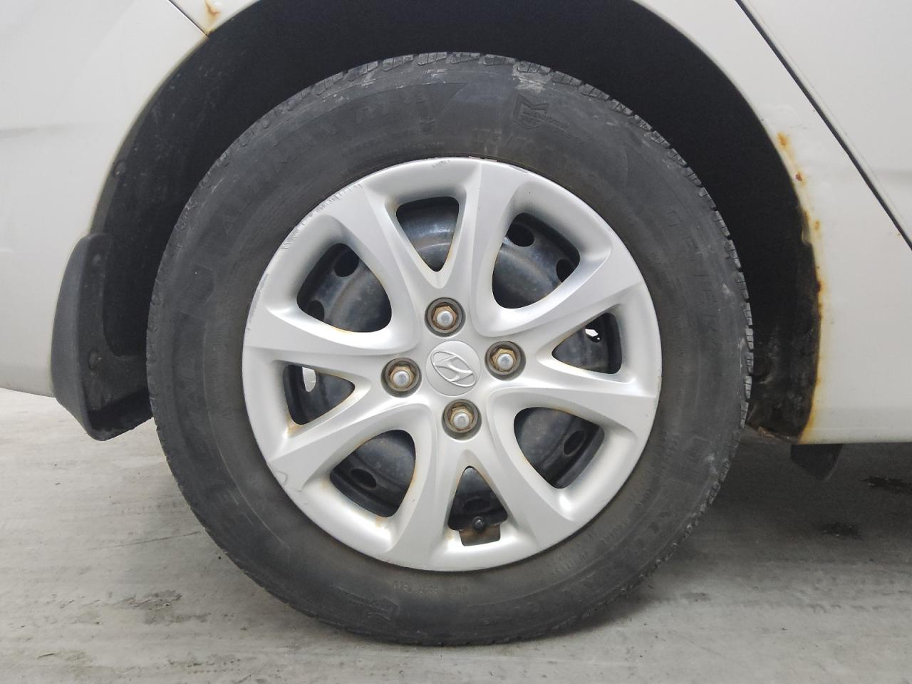 2013 Hyundai Accent Gs Серебряный vin: KMHCT5AE6DU116096 Damage: Right Rear Tire, Worn, Replacement Required