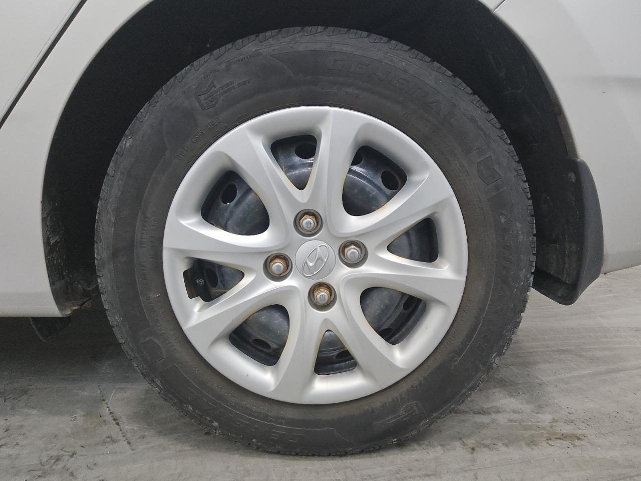 2013 Hyundai Accent Gs Серебряный vin: KMHCT5AE6DU116096 Damage: Left Rear Tire, Worn, Replacement Required