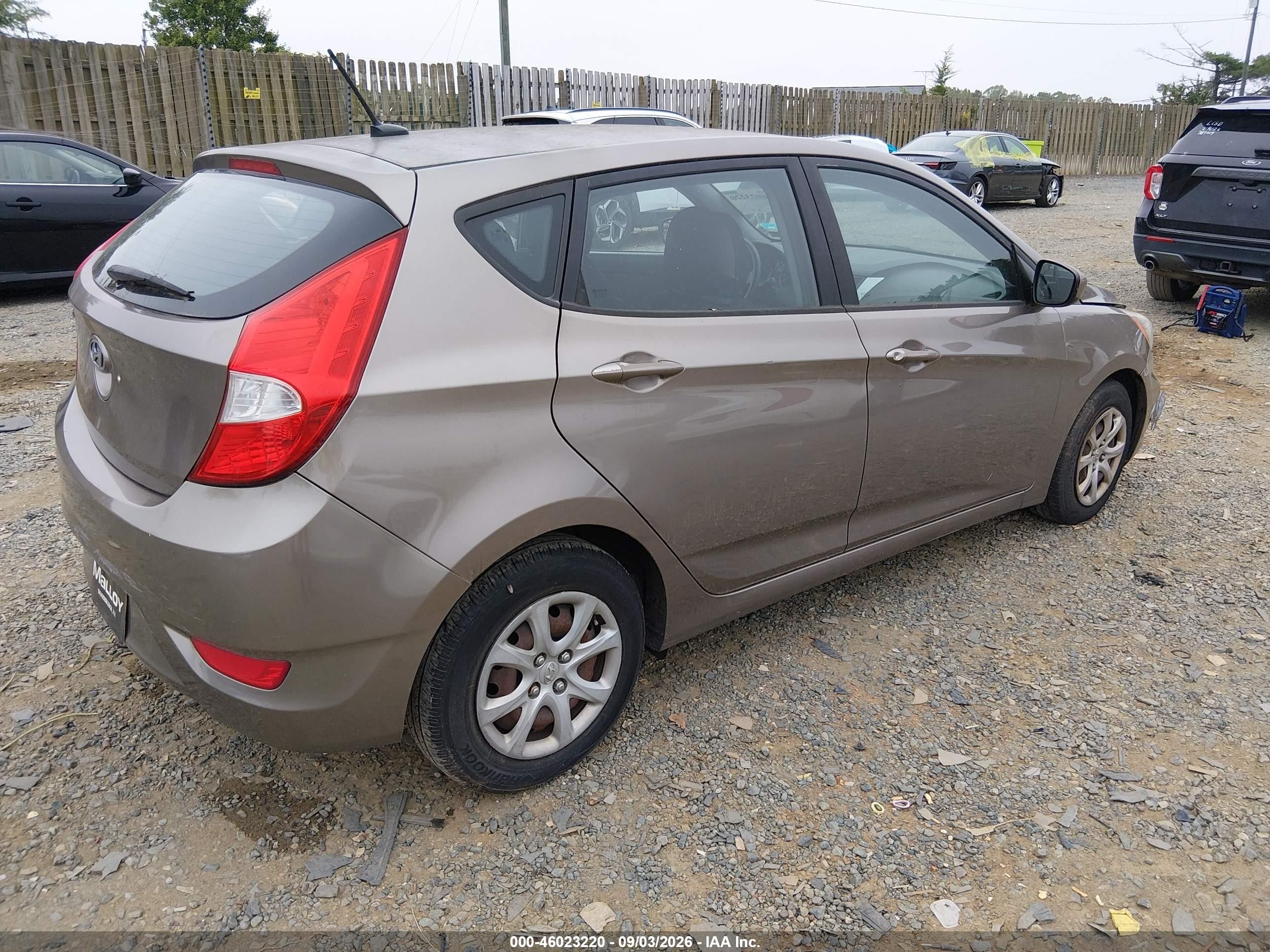 2014 Hyundai Accent Gs Gold vin: KMHCT5AE6EU181418