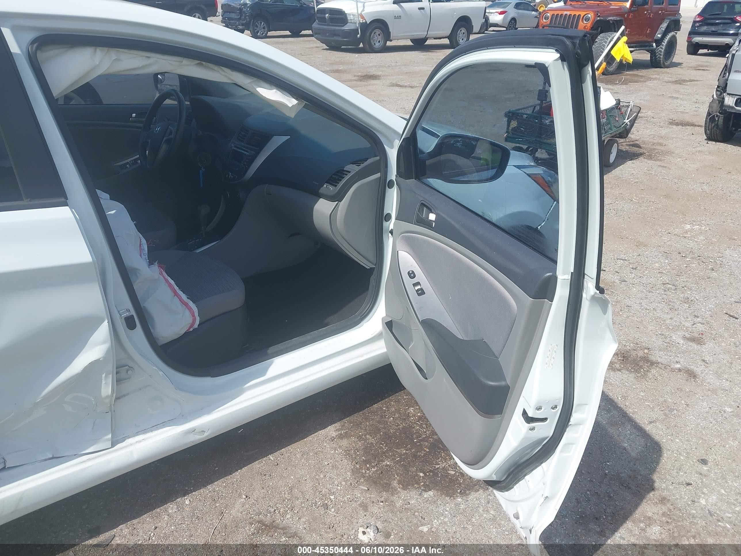 2015 Hyundai Accent Gs White vin: KMHCT5AE6FU212023