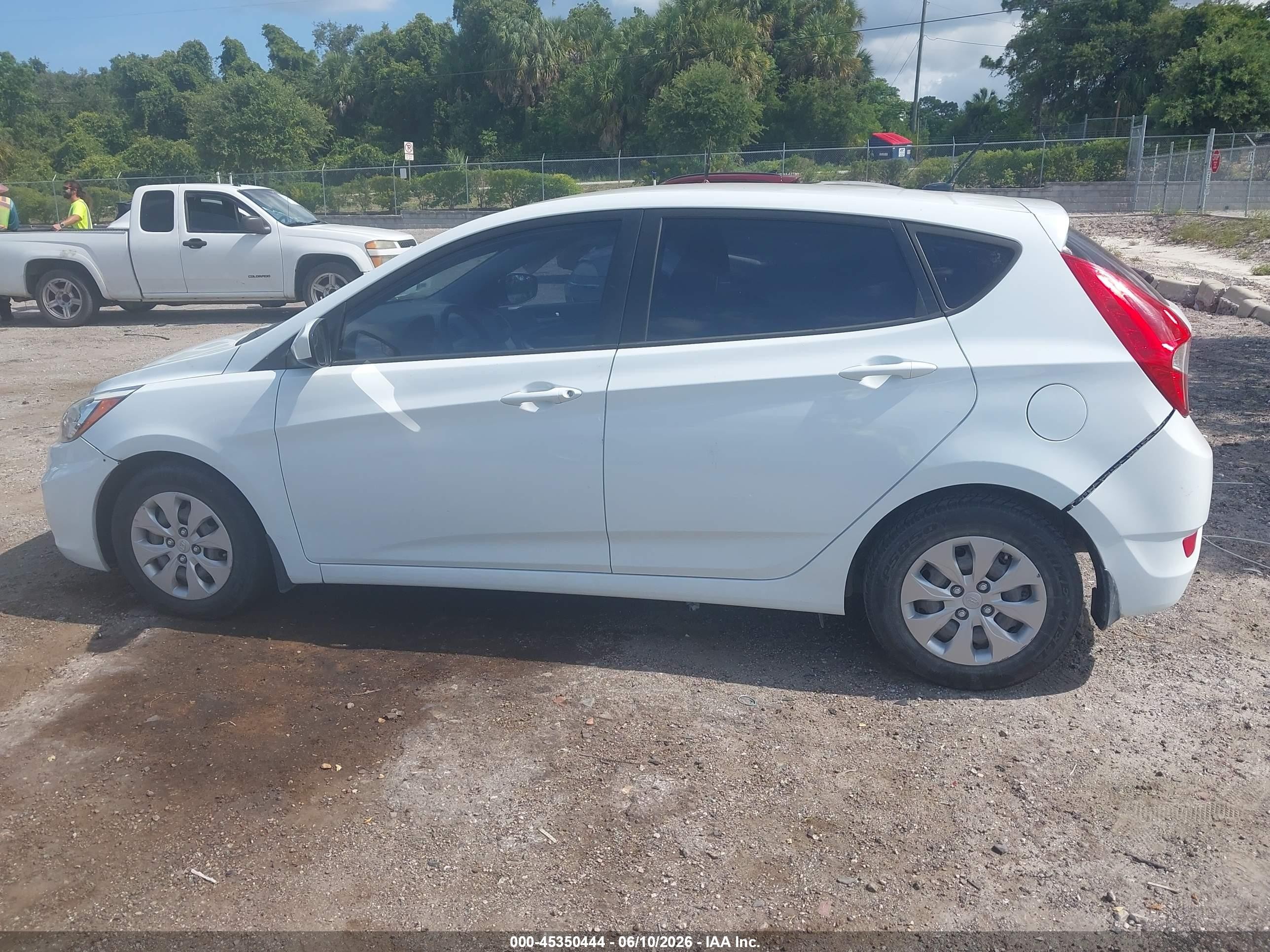 2015 Hyundai Accent Gs White vin: KMHCT5AE6FU212023