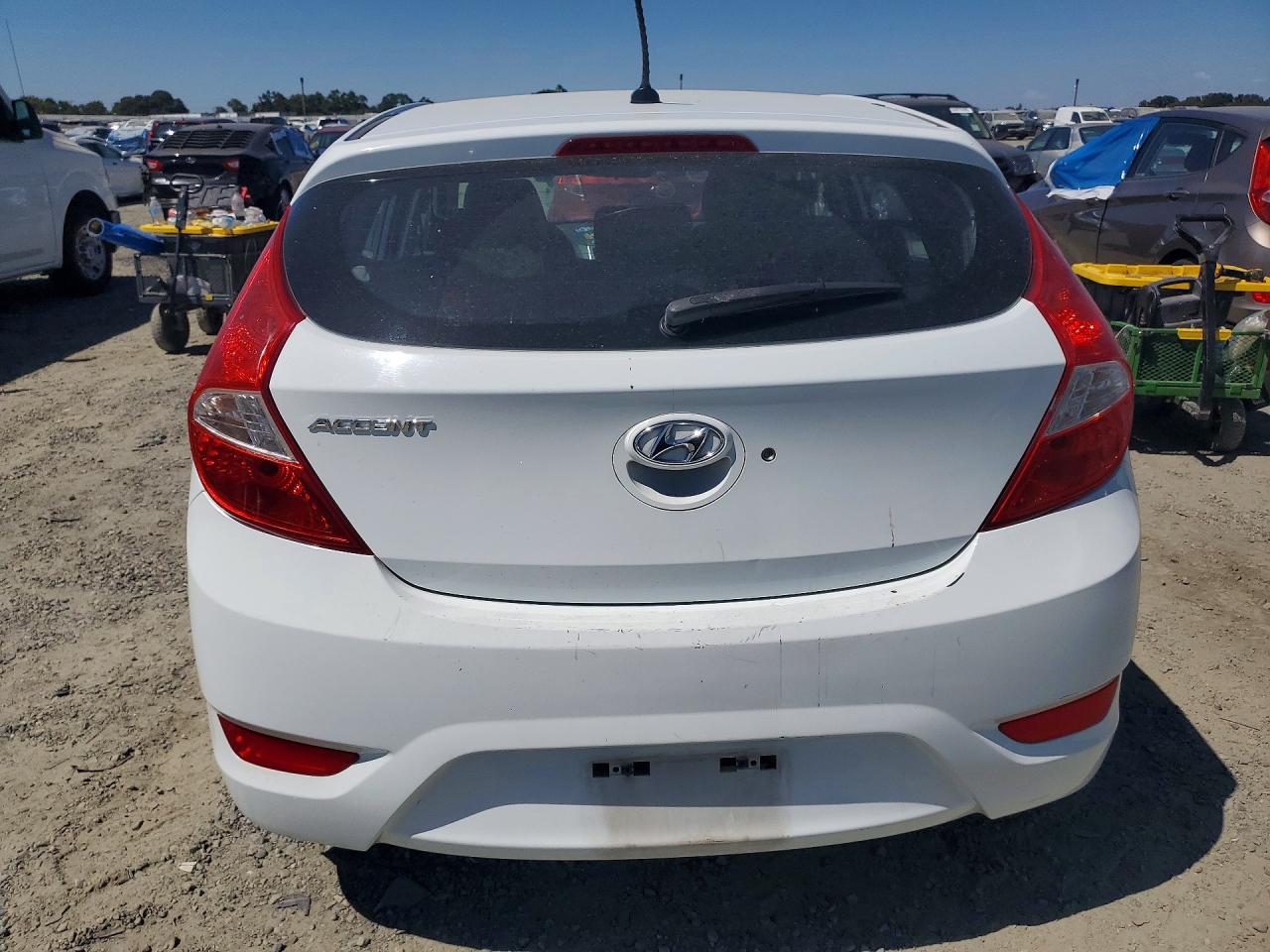 2012 Hyundai Accent Gs White vin: KMHCT5AE7CU051712