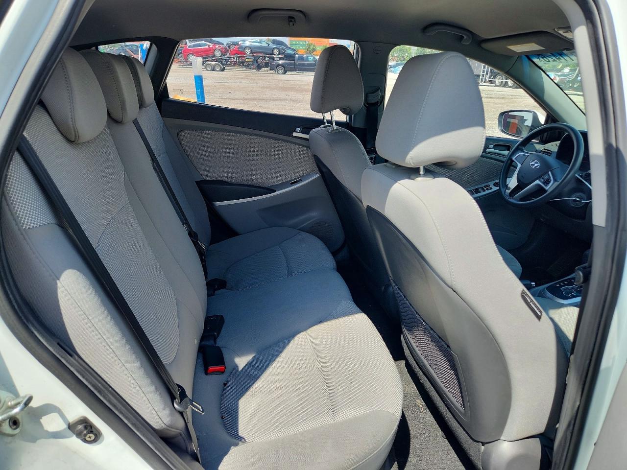 2012 Hyundai Accent Gs White vin: KMHCT5AE8CU043991