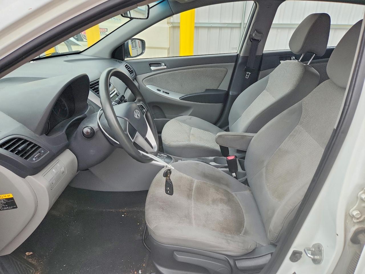 2013 Hyundai Accent Gs White vin: KMHCT5AE8DU072103
