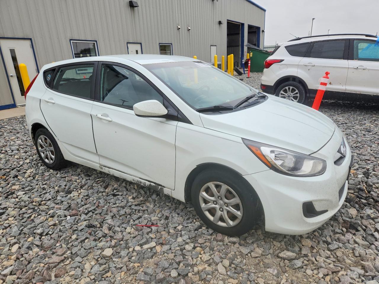 2013 Hyundai Accent Gs White vin: KMHCT5AE8DU072103