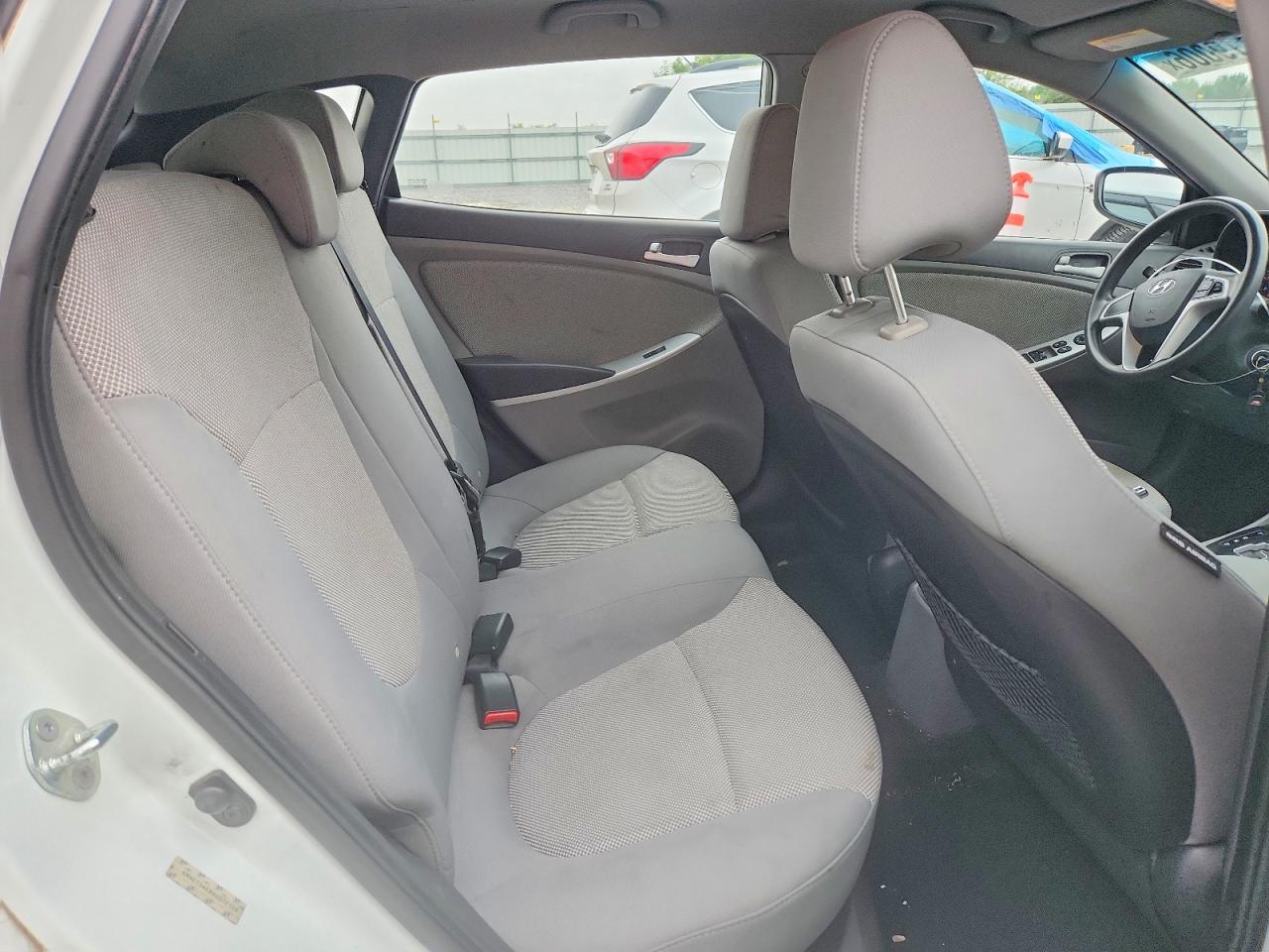 2013 Hyundai Accent Gs White vin: KMHCT5AE8DU072103
