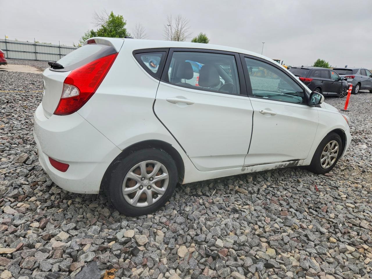 2013 Hyundai Accent Gs White vin: KMHCT5AE8DU072103