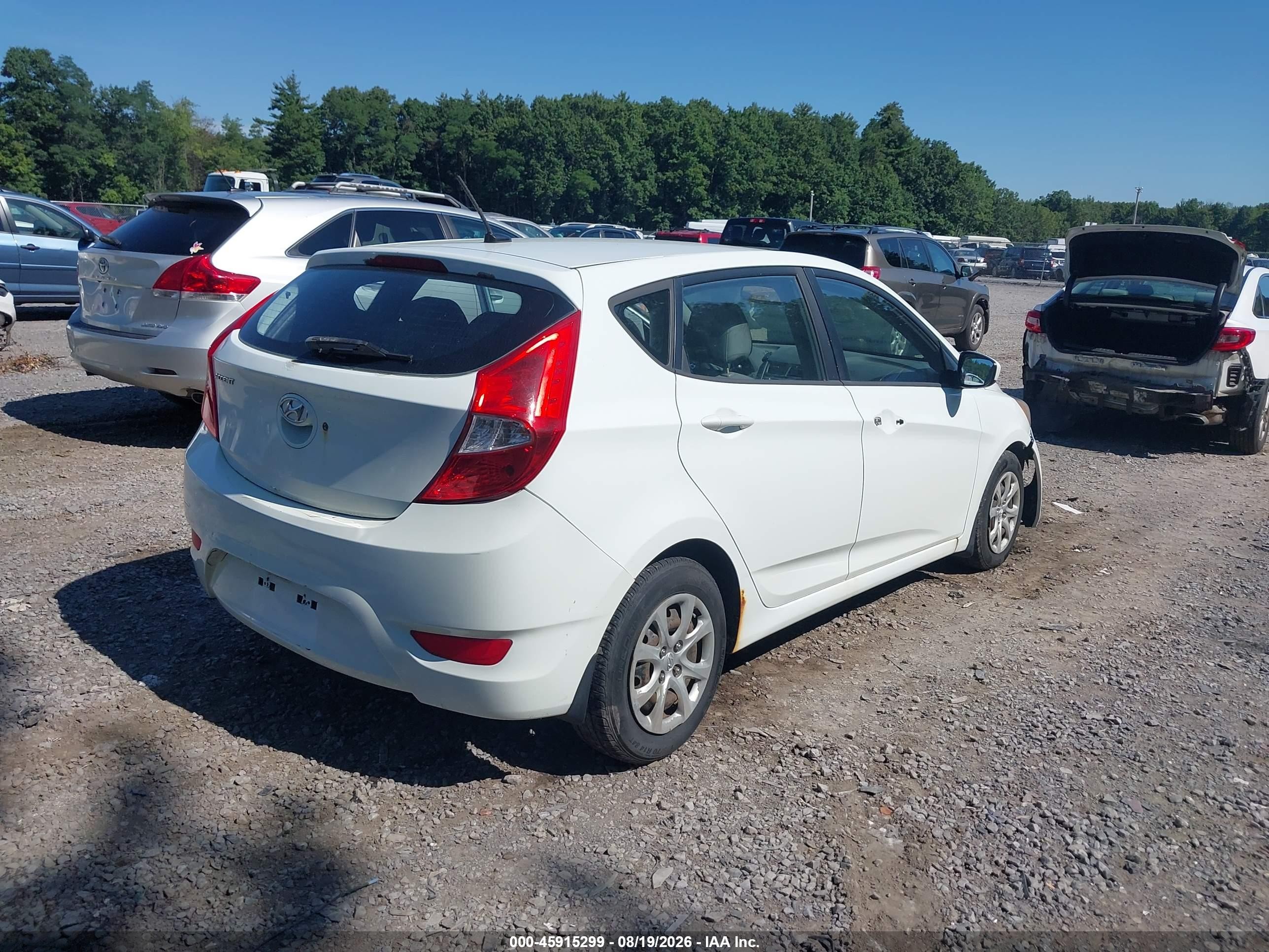 2013 Hyundai Accent Gs Белый vin: KMHCT5AE8DU084610
