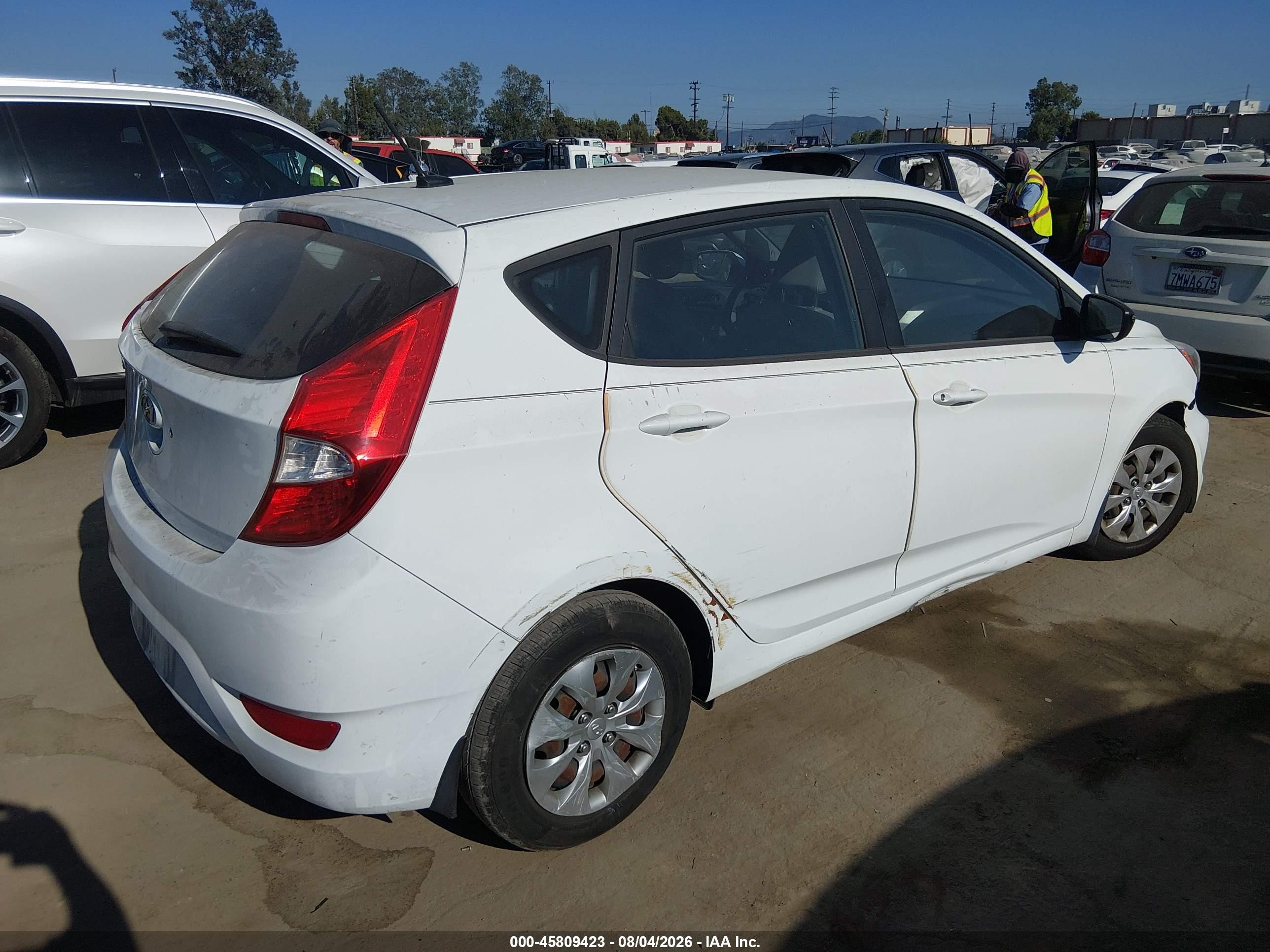 2015 Hyundai Accent Gs White vin: KMHCT5AE8FU215621