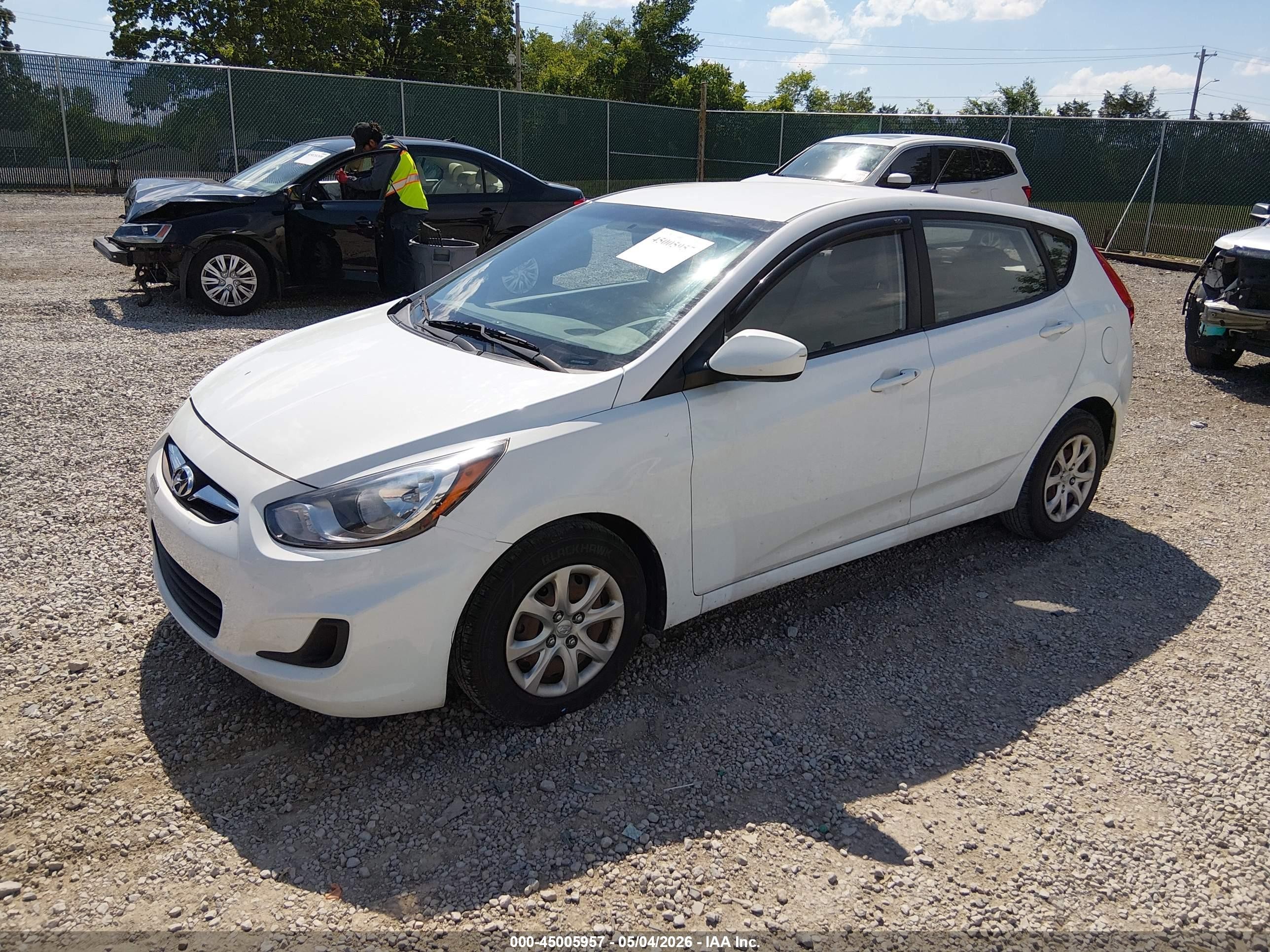 2012 Hyundai Accent Gs White vin: KMHCT5AEXCU027131
