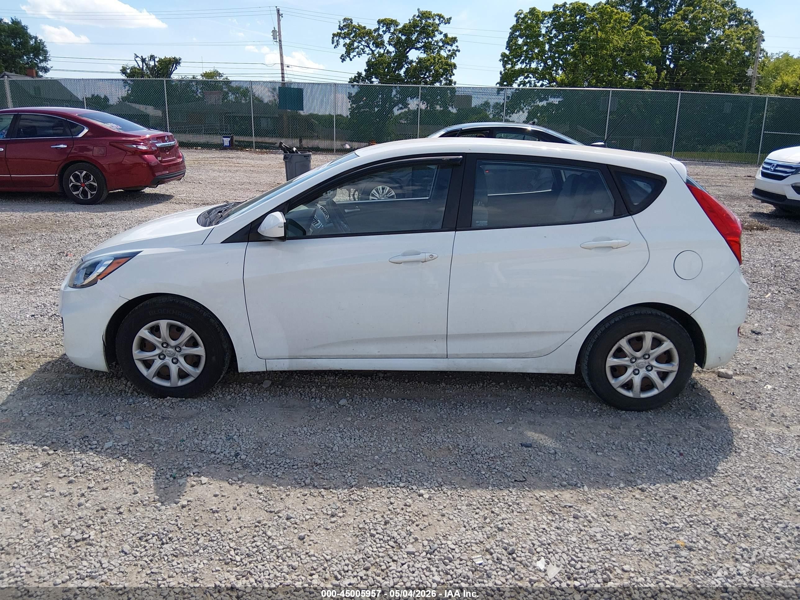 2012 Hyundai Accent Gs White vin: KMHCT5AEXCU027131