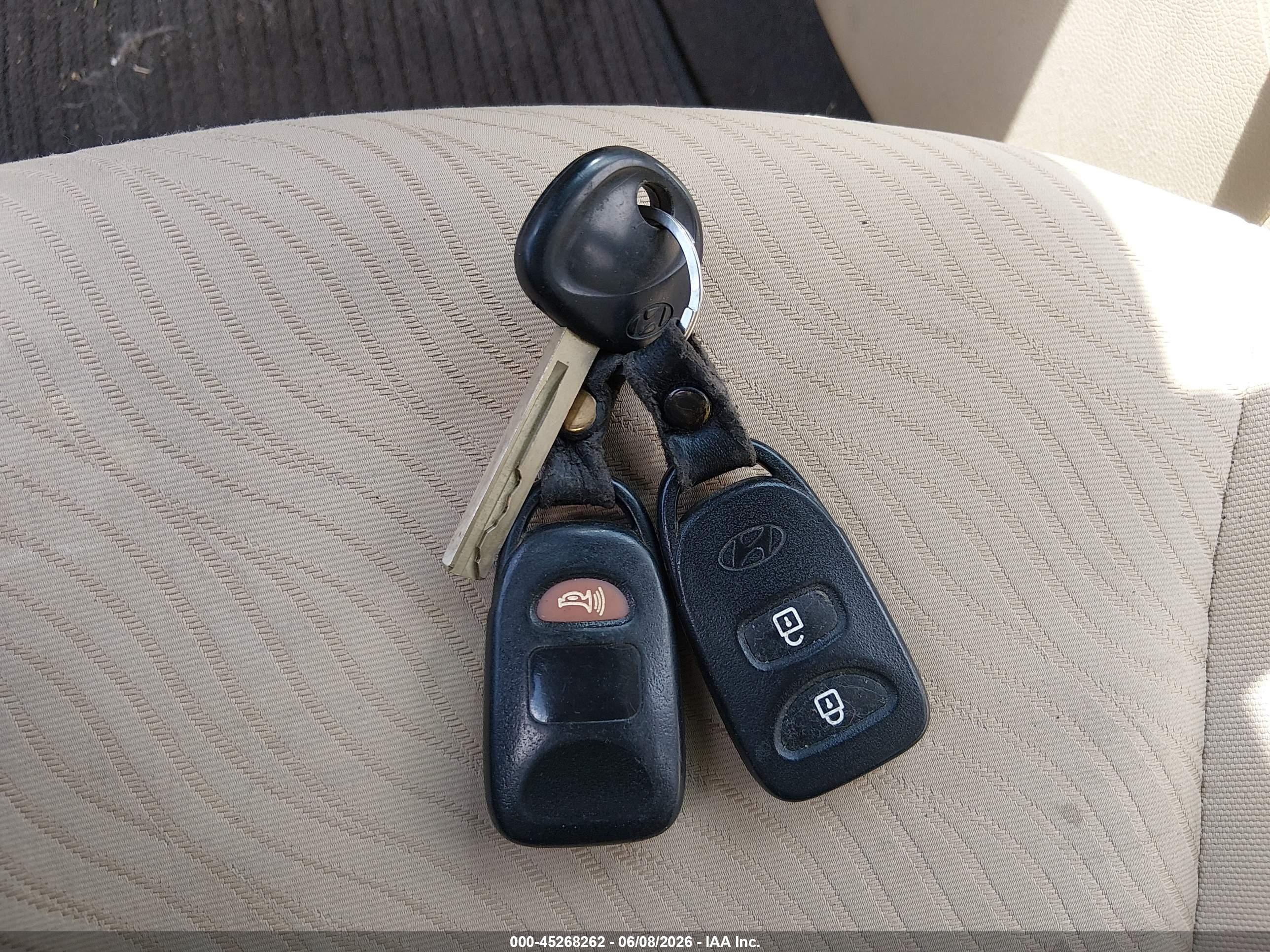 2012 Hyundai Accent Gls White vin: KMHCU4AE0CU184383