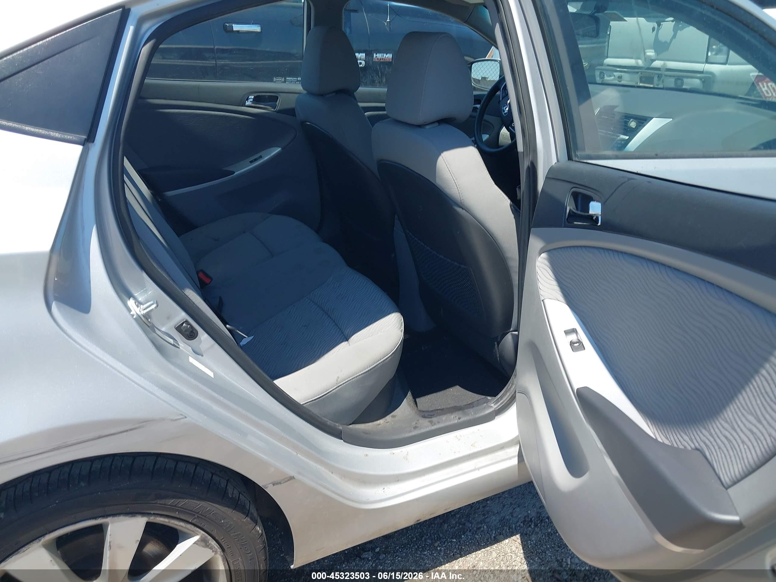 2013 Hyundai Accent Gls Silver vin: KMHCU4AE0DU298109