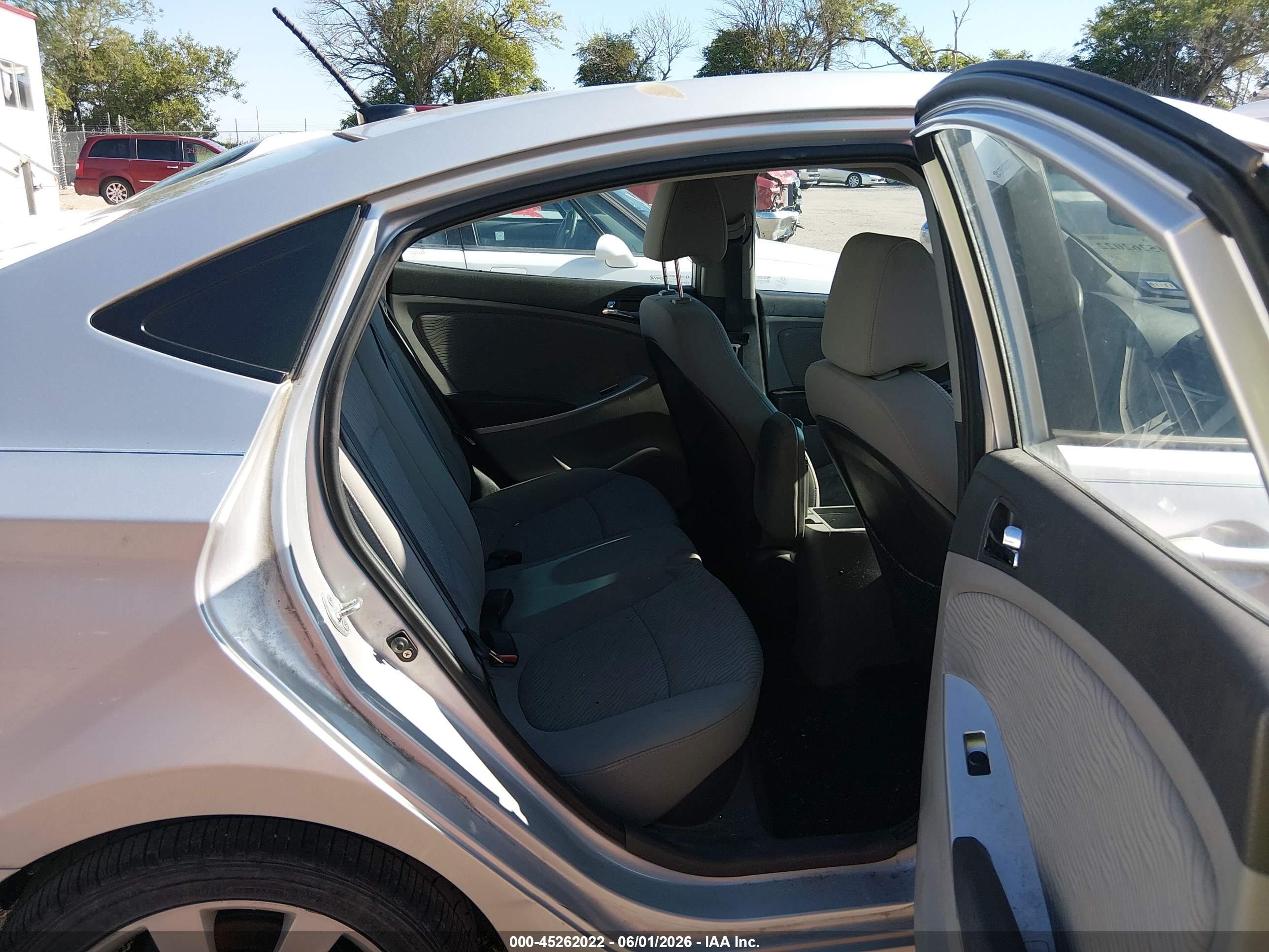 2012 Hyundai Accent Gls Silver vin: KMHCU4AE2CU137579