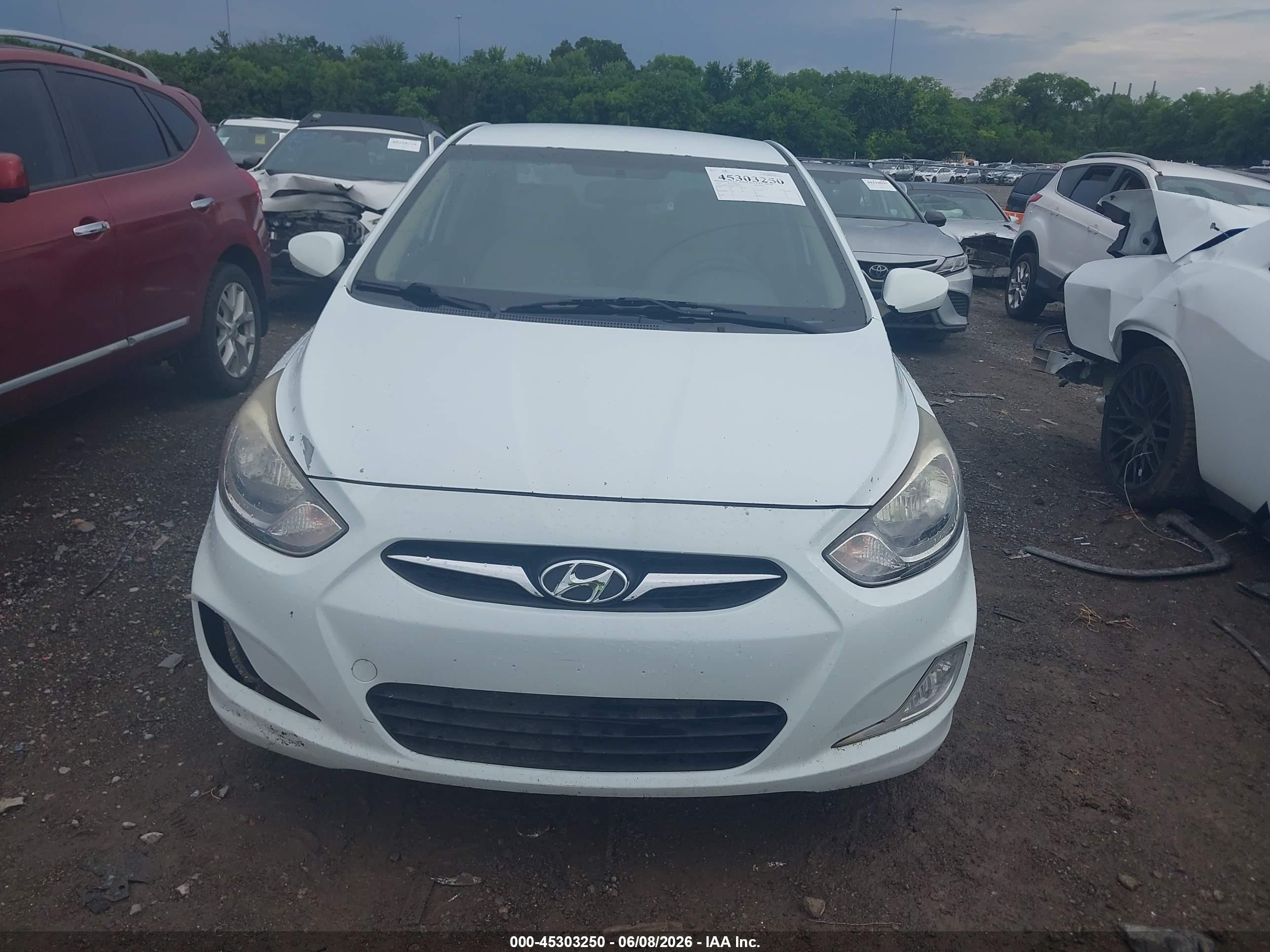 2013 Hyundai Accent Gls White vin: KMHCU4AE2DU381203