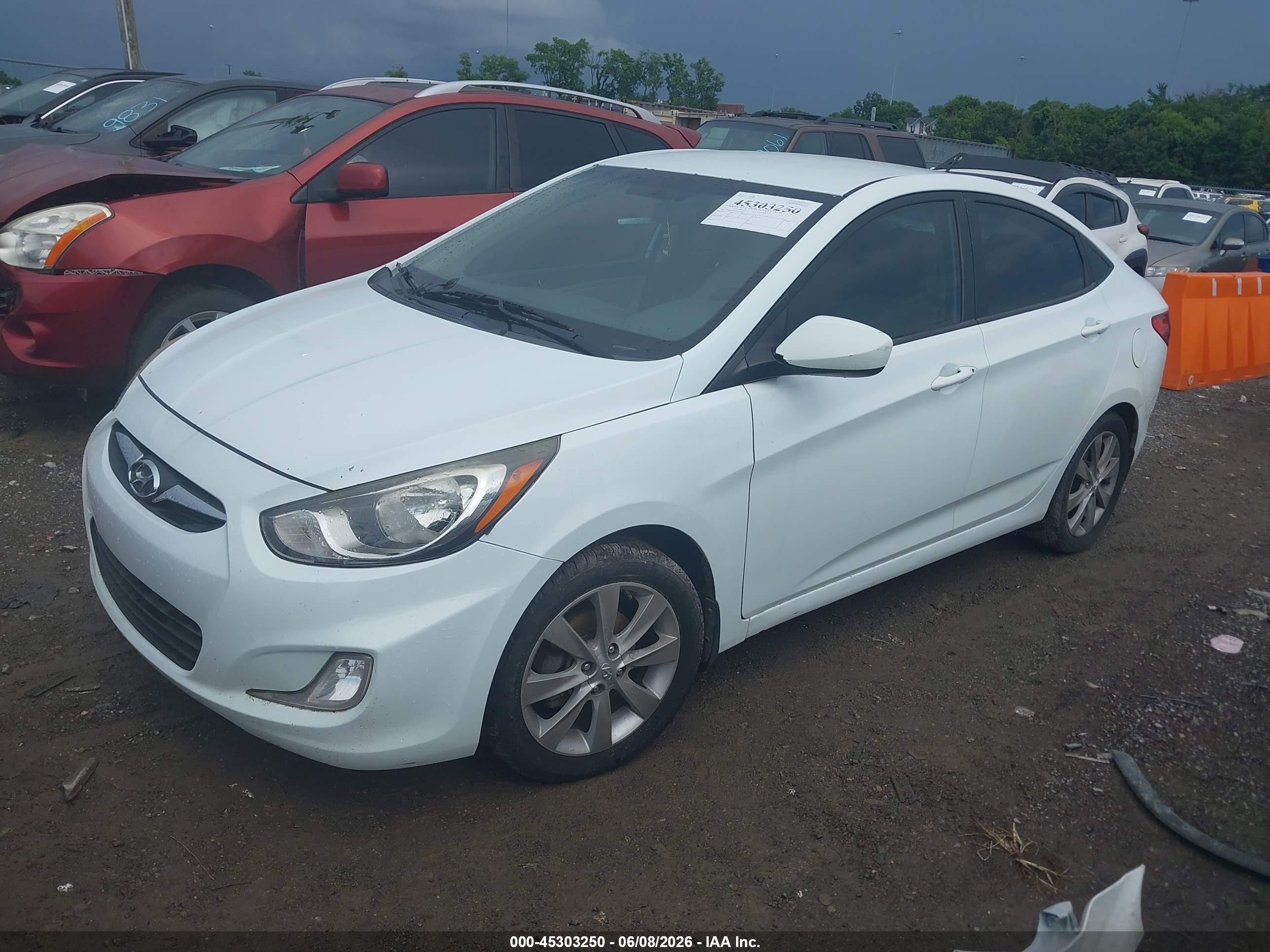 2013 Hyundai Accent Gls White vin: KMHCU4AE2DU381203