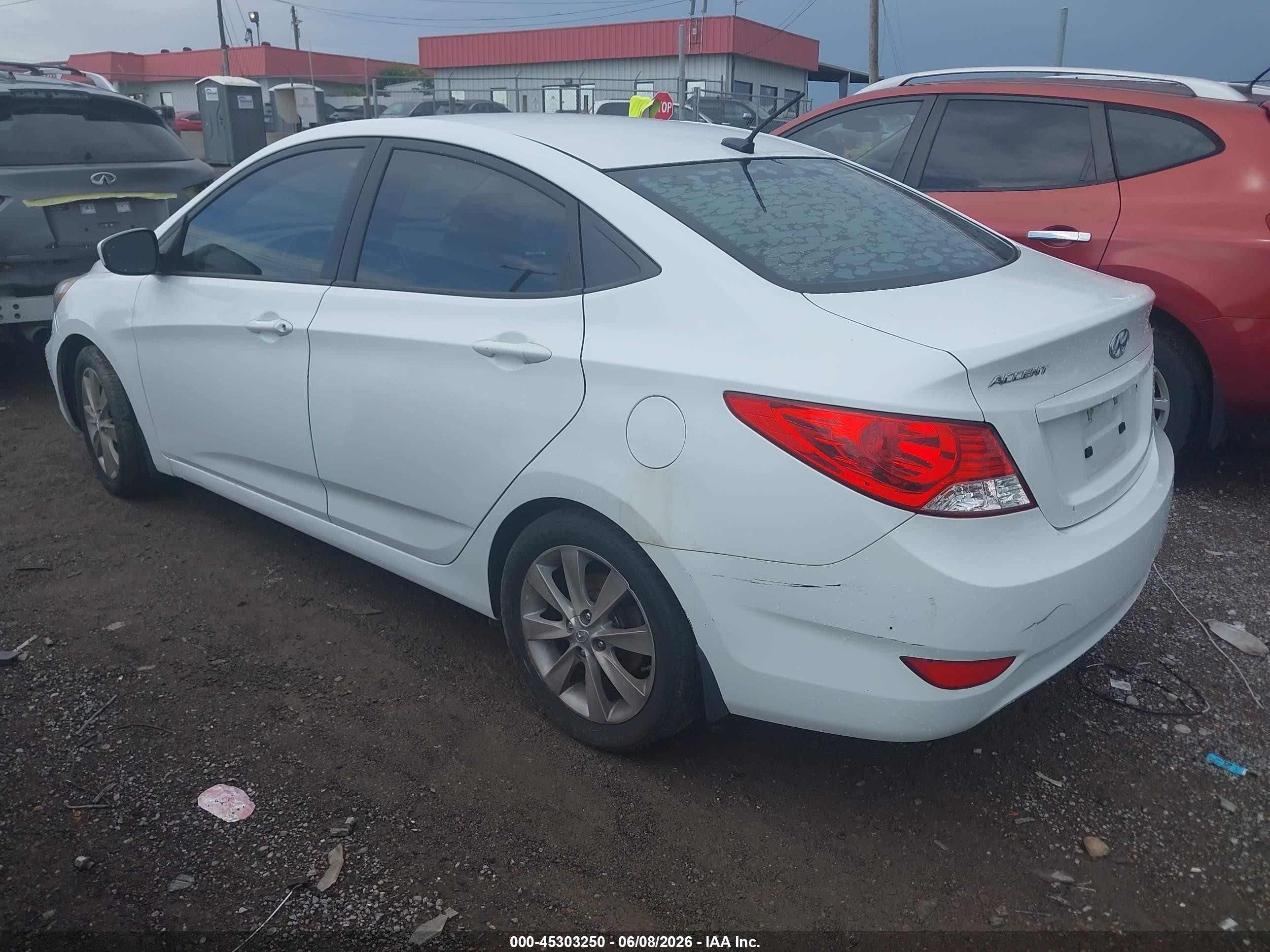 2013 Hyundai Accent Gls White vin: KMHCU4AE2DU381203