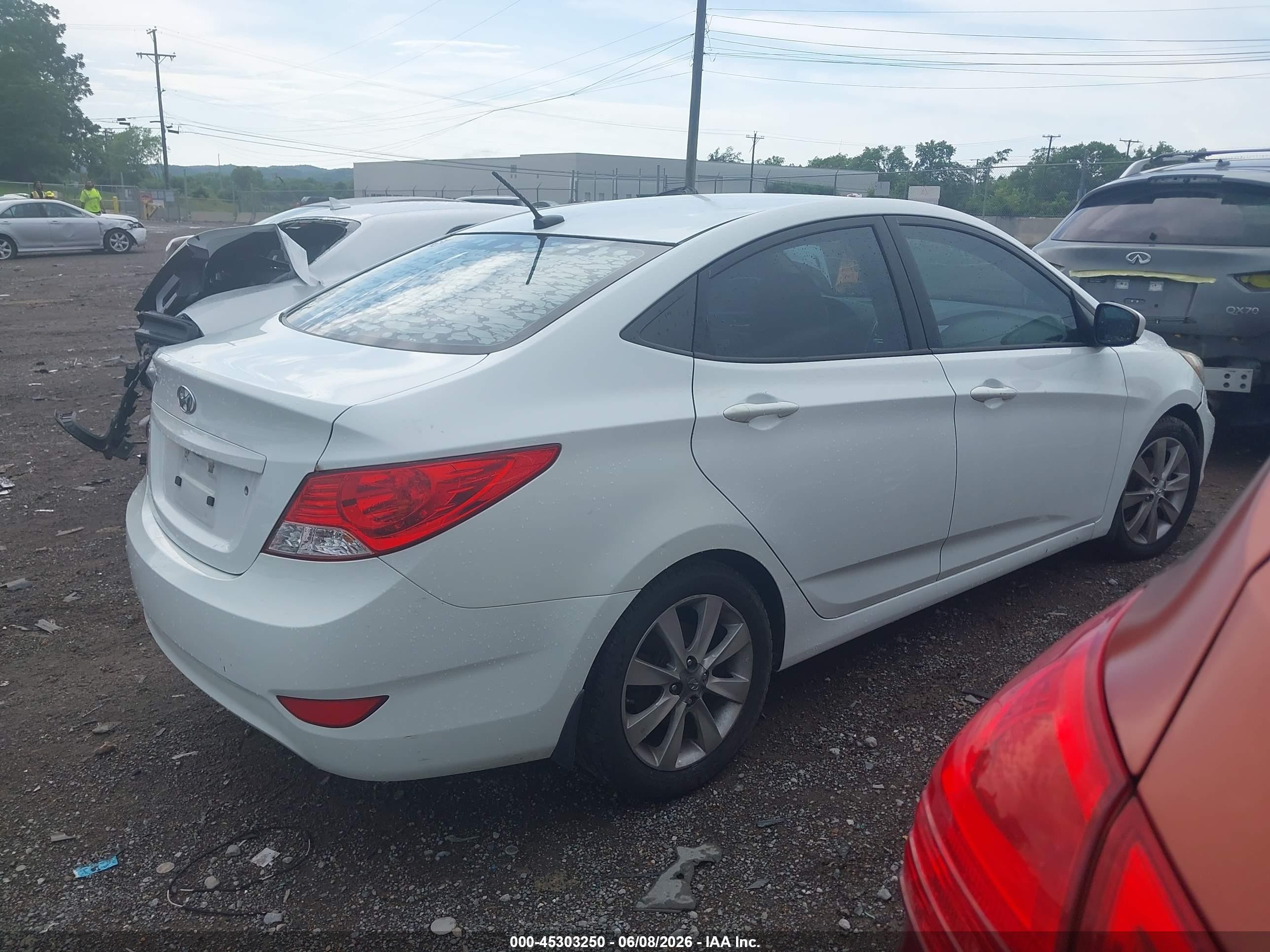 2013 Hyundai Accent Gls White vin: KMHCU4AE2DU381203