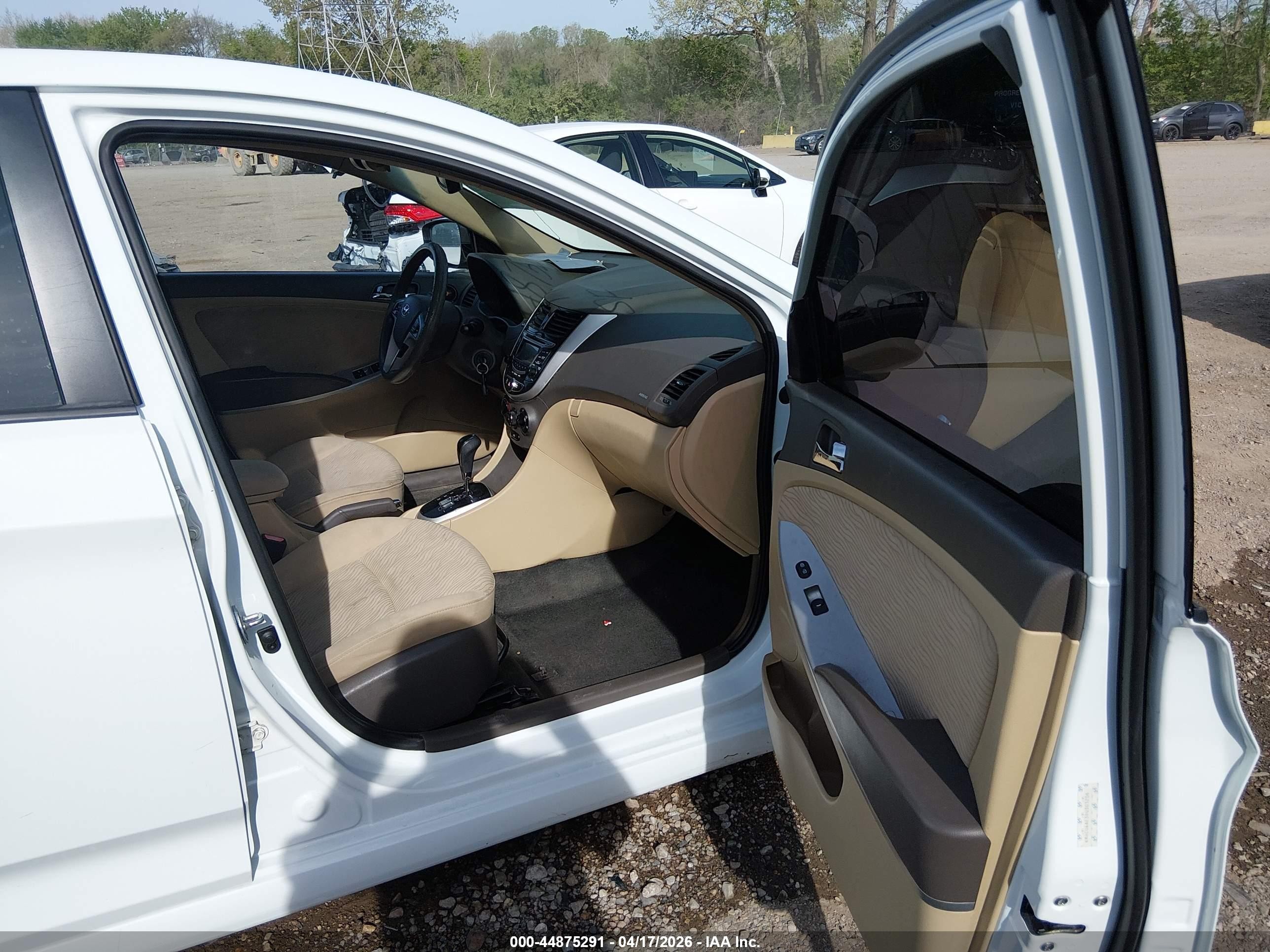 2013 Hyundai Accent Gls White vin: KMHCU4AE3DU303206