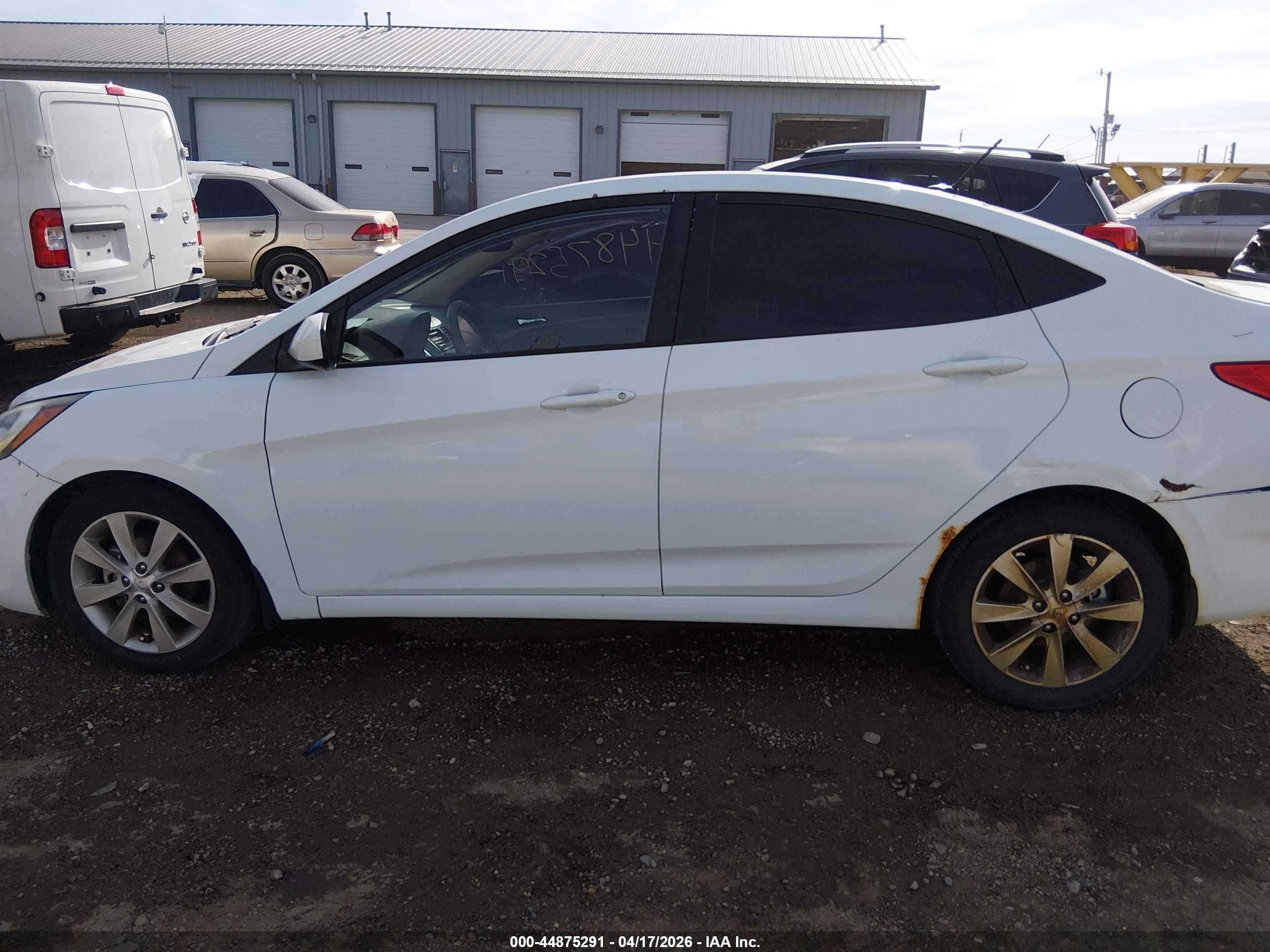 2013 Hyundai Accent Gls White vin: KMHCU4AE3DU303206