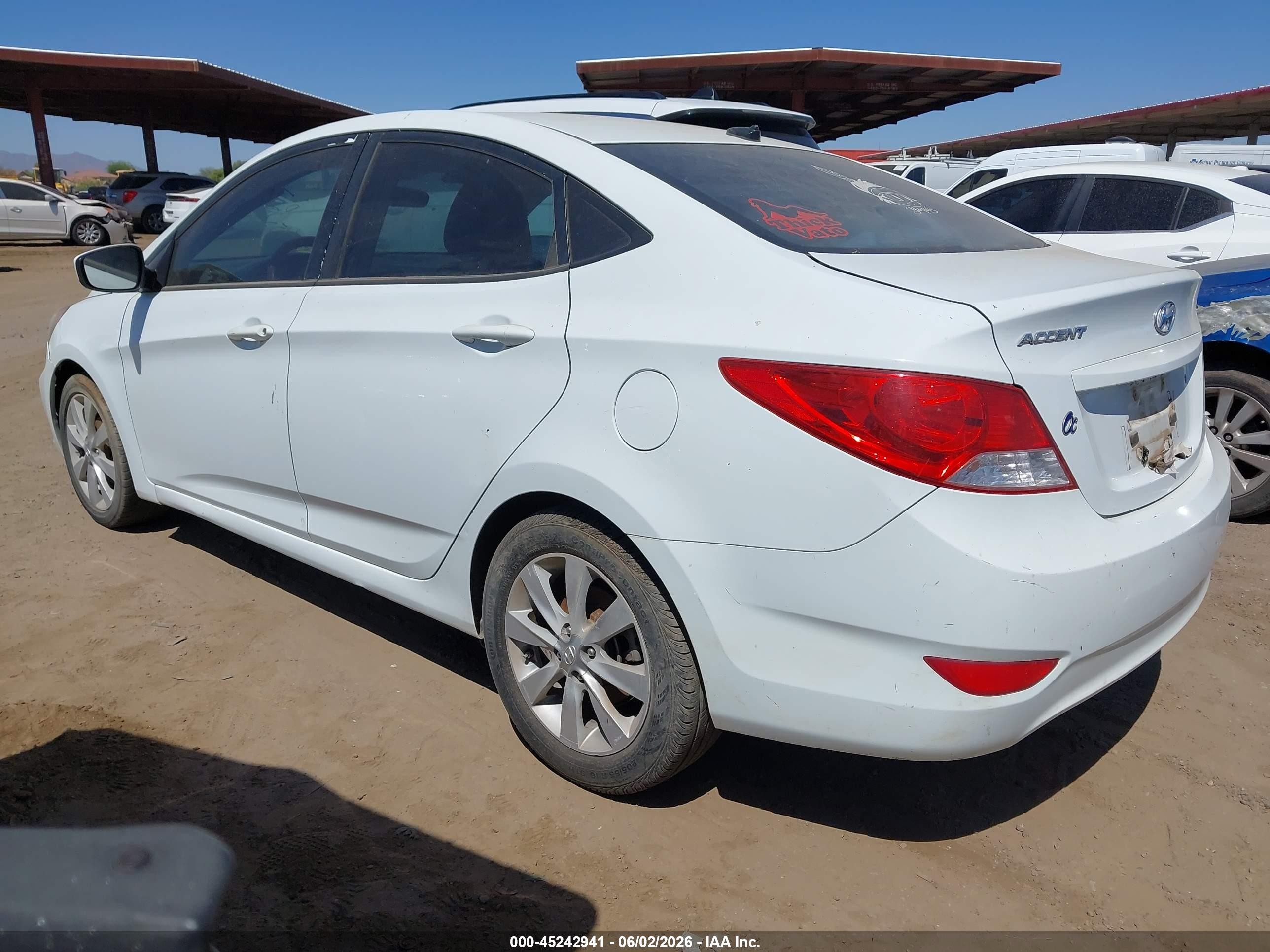 2013 Hyundai Accent Gls Белый vin: KMHCU4AE3DU461979