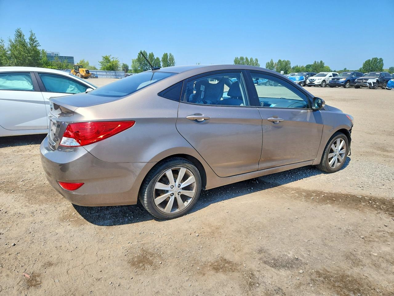 2013 Hyundai Accent Gls Beige vin: KMHCU4AE4DU329930