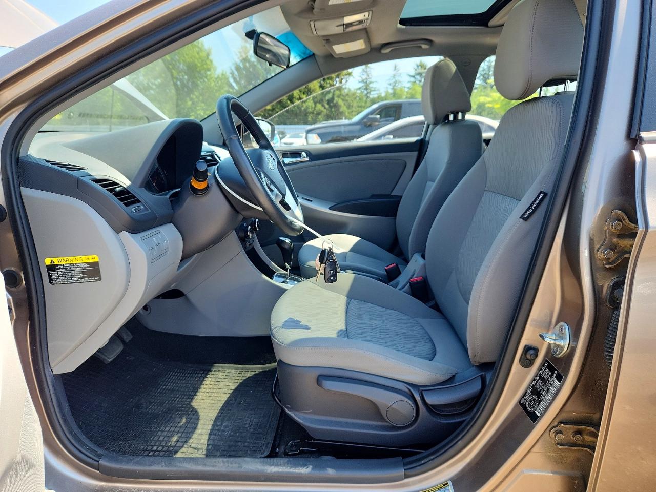 2013 Hyundai Accent Gls Beige vin: KMHCU4AE4DU329930