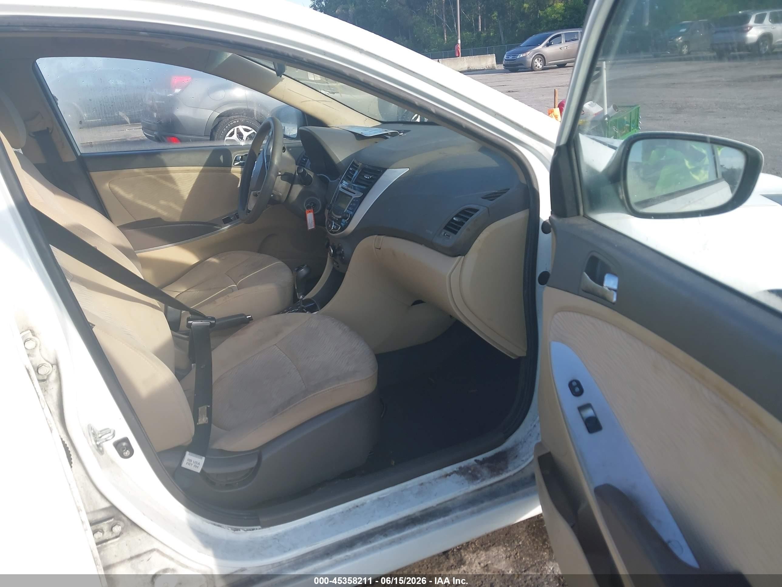 2012 Hyundai Accent Gls Белый vin: KMHCU4AE5CU262396