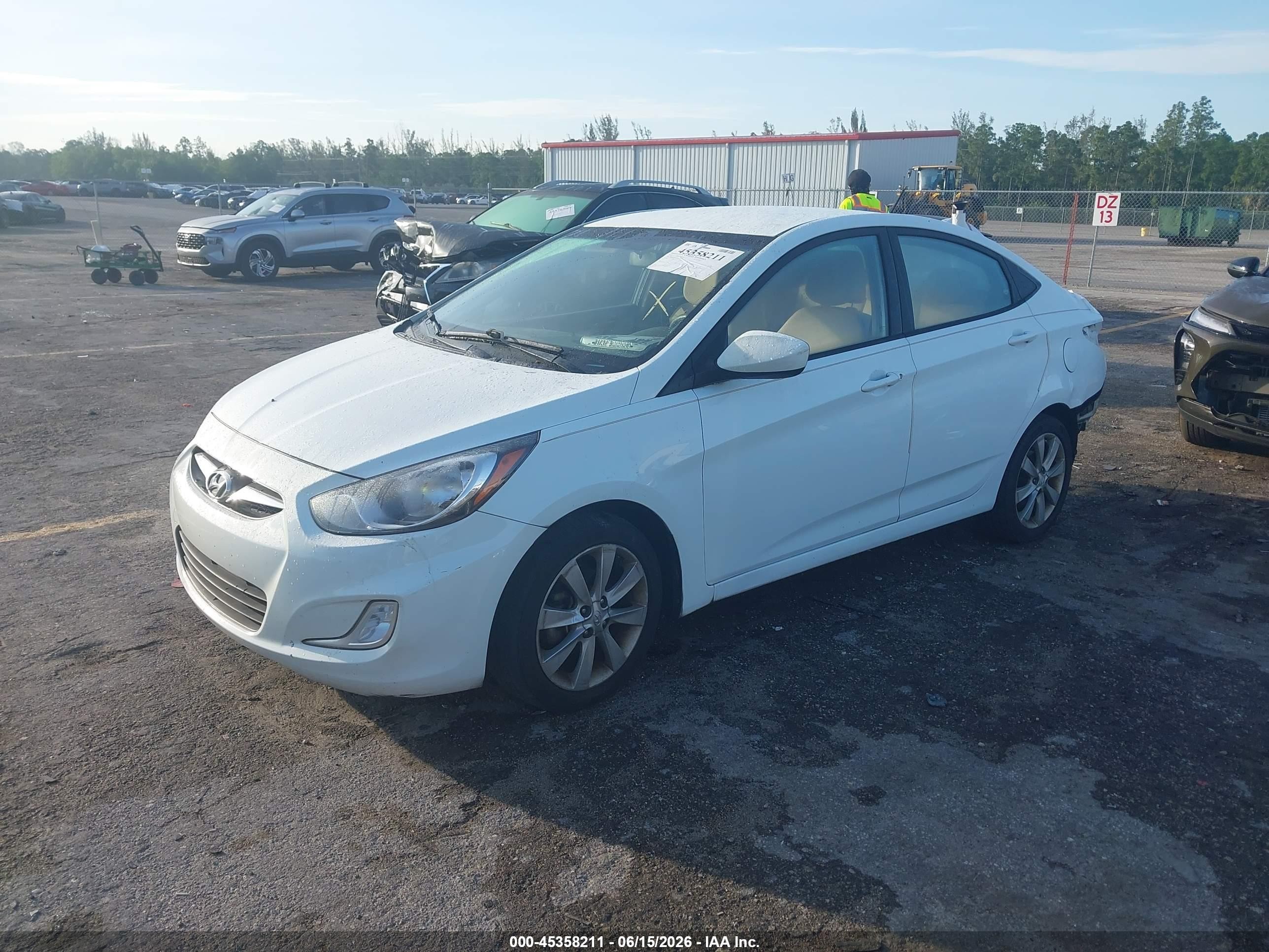 2012 Hyundai Accent Gls Белый vin: KMHCU4AE5CU262396