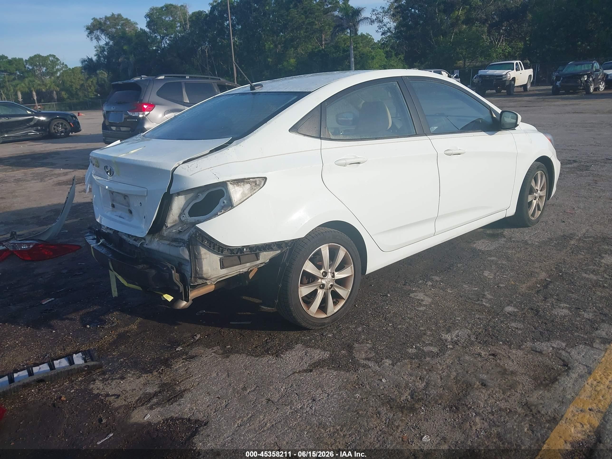 2012 Hyundai Accent Gls Белый vin: KMHCU4AE5CU262396