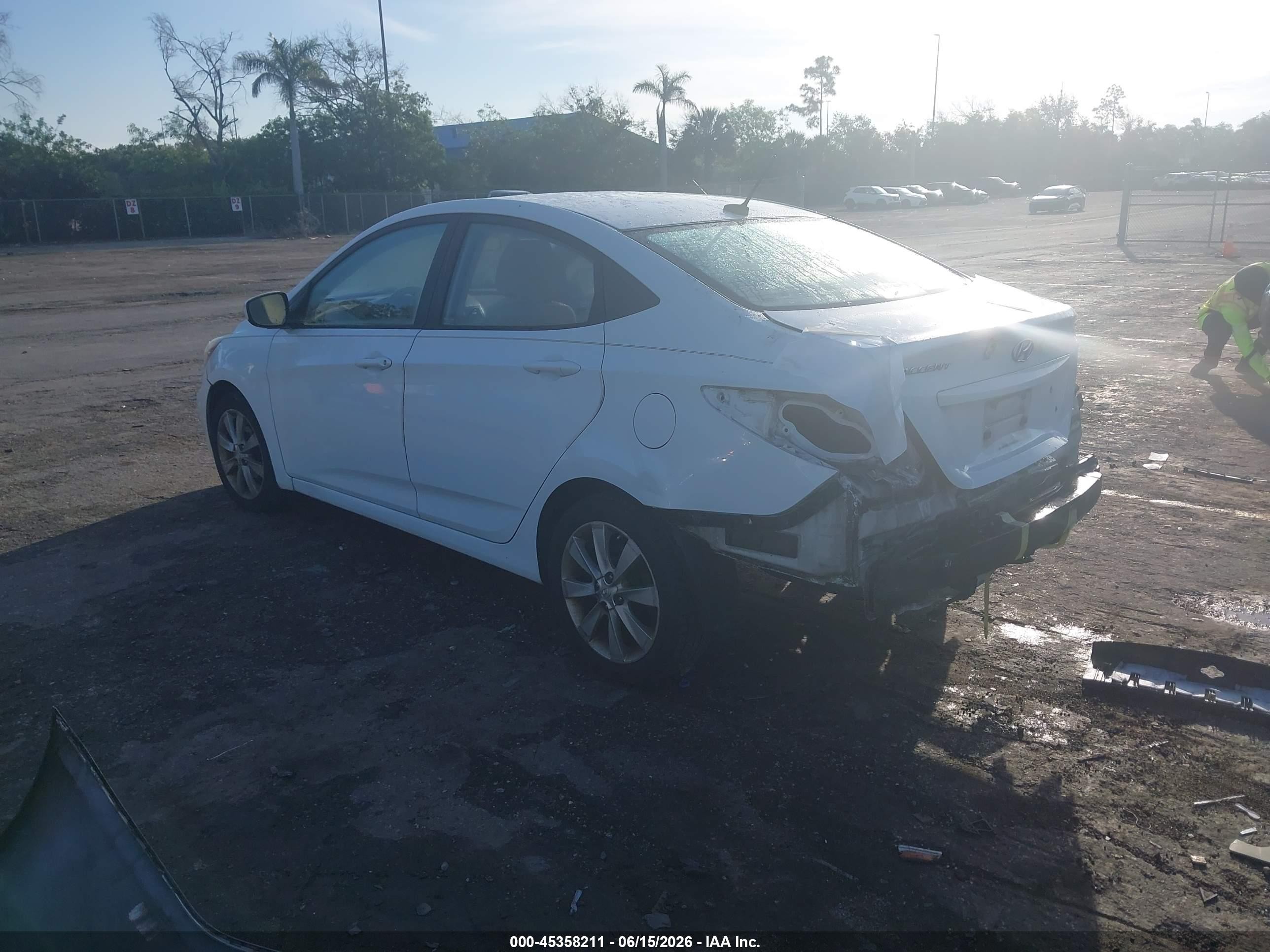 2012 Hyundai Accent Gls Белый vin: KMHCU4AE5CU262396