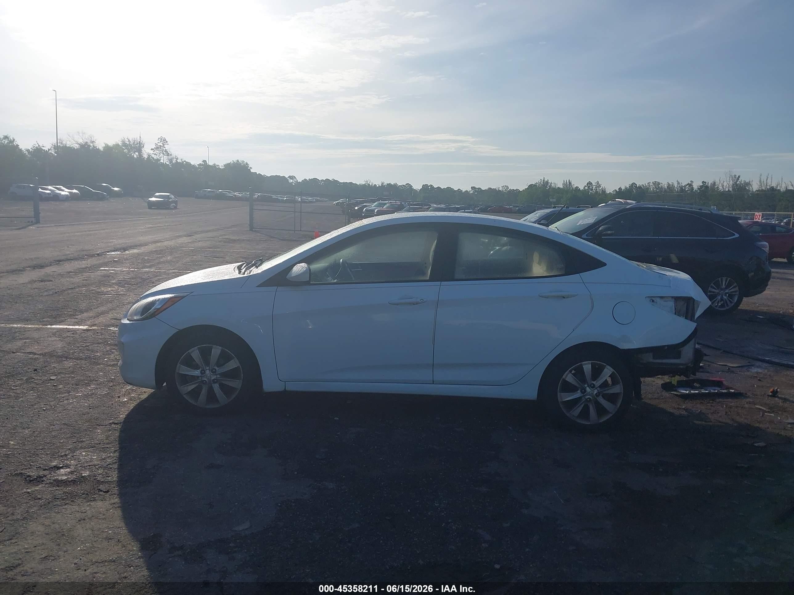 2012 Hyundai Accent Gls Белый vin: KMHCU4AE5CU262396