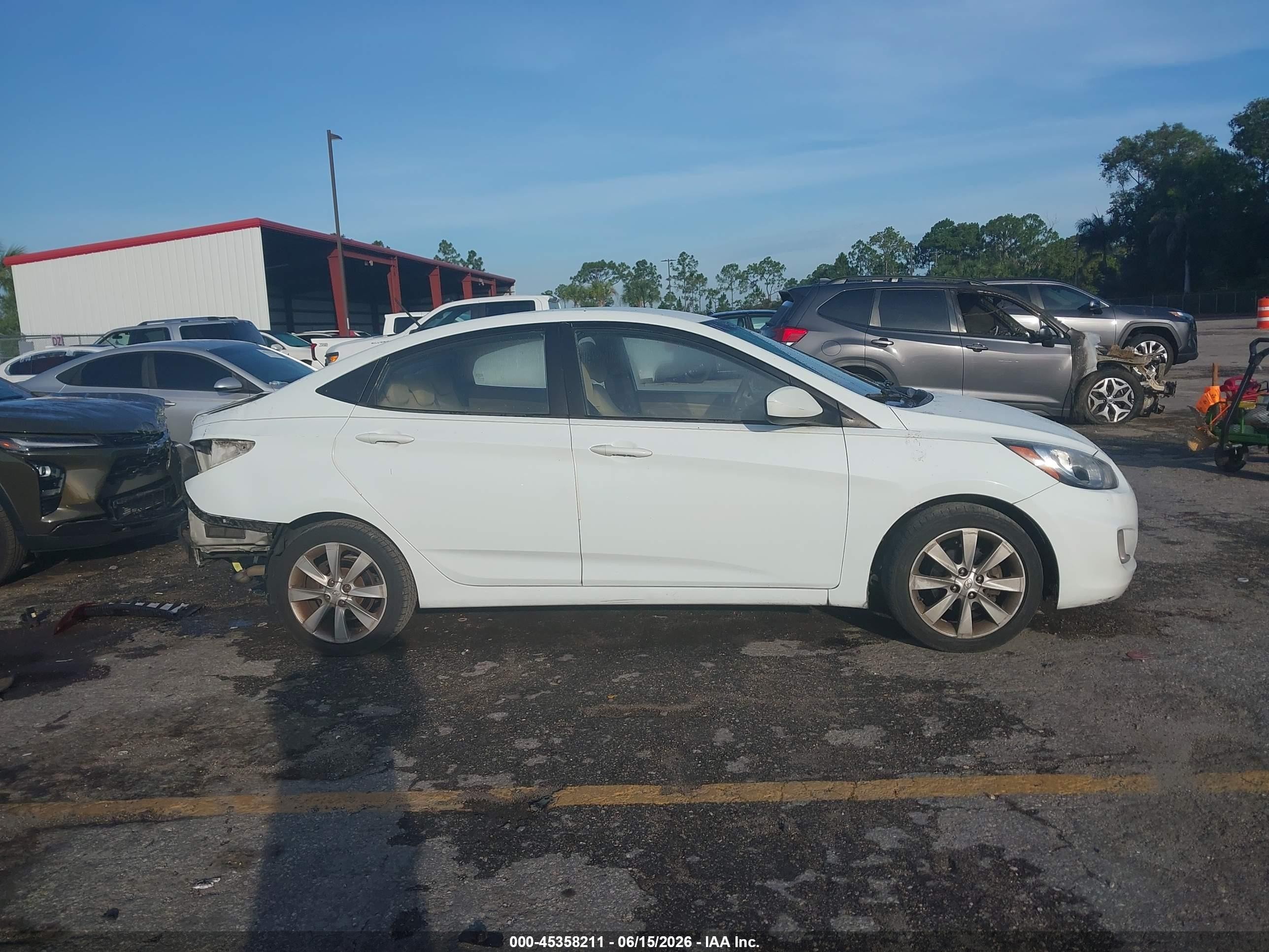 2012 Hyundai Accent Gls Белый vin: KMHCU4AE5CU262396