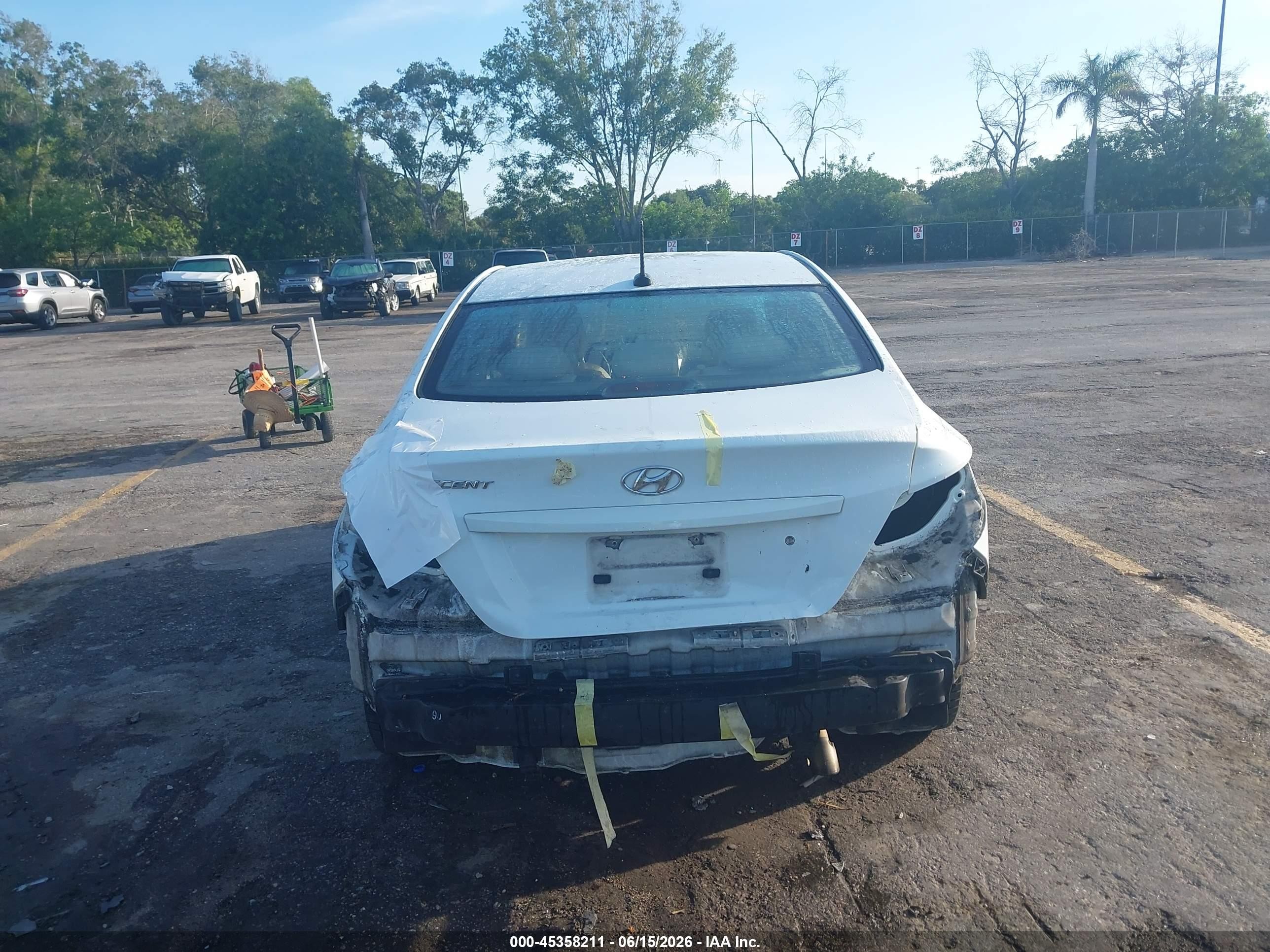 2012 Hyundai Accent Gls Белый vin: KMHCU4AE5CU262396