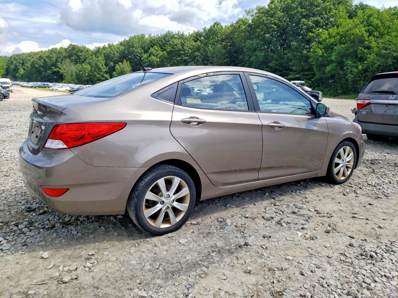 2013 Hyundai Accent Gls Tan vin: KMHCU4AE5DU463569